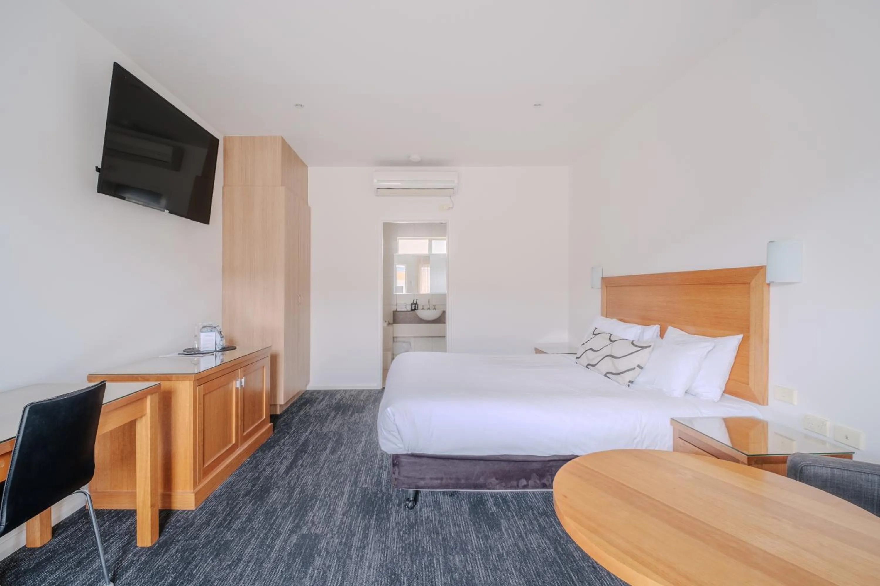 Bedroom, Bed in The Wyndhamere Motel Shepparton