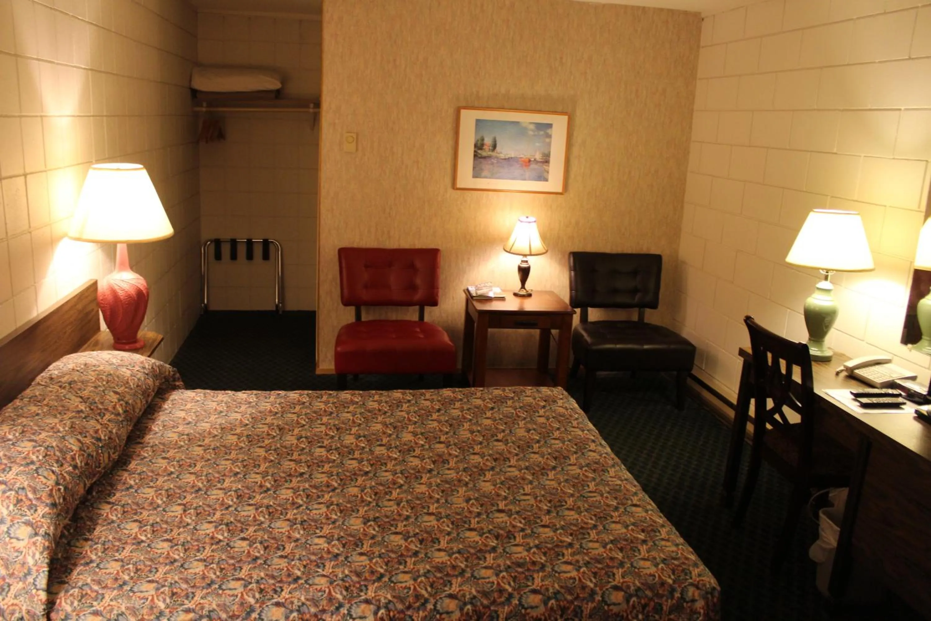 Seating area, Bed in Best Continental Motel