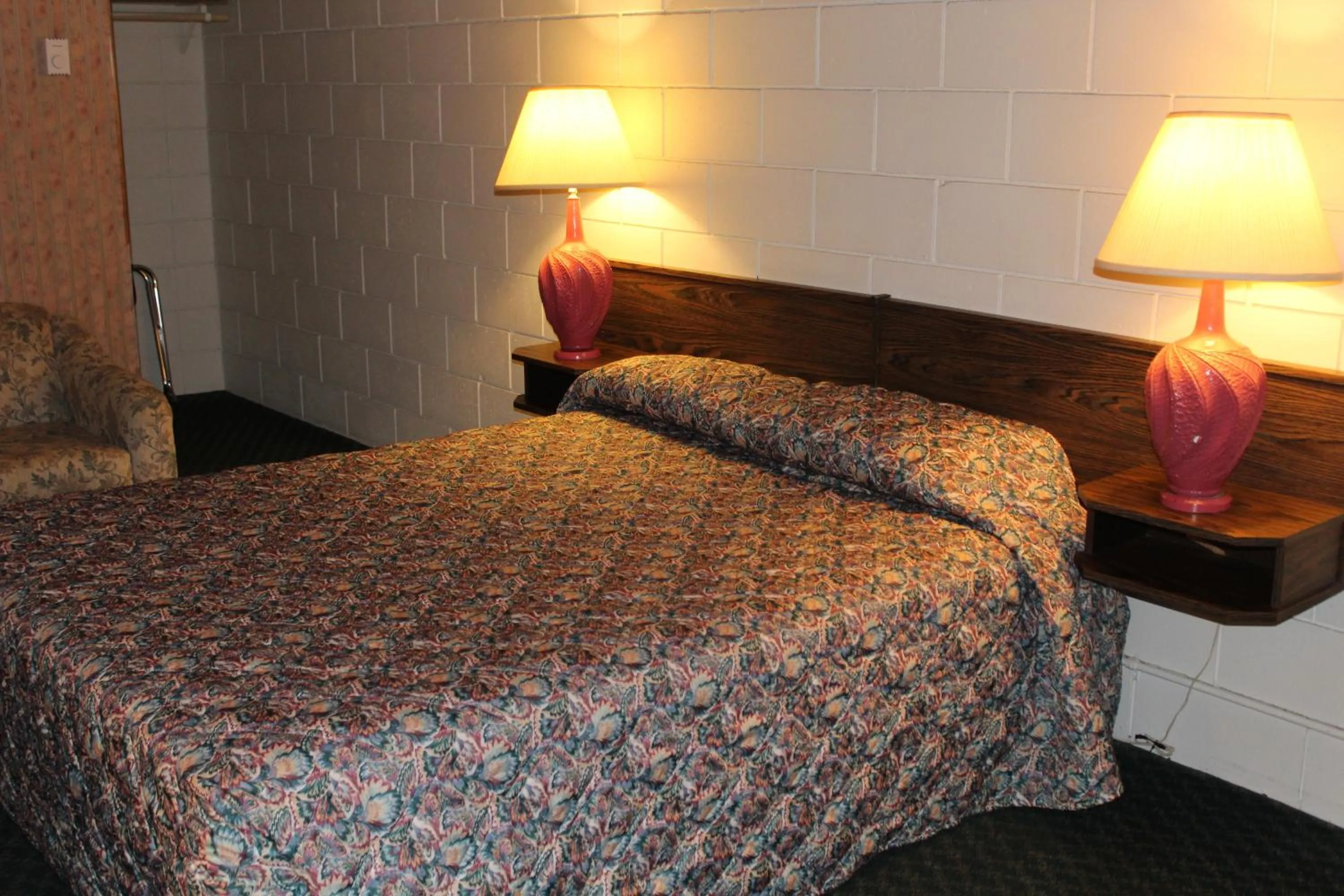 Bedroom, Bed in Best Continental Motel