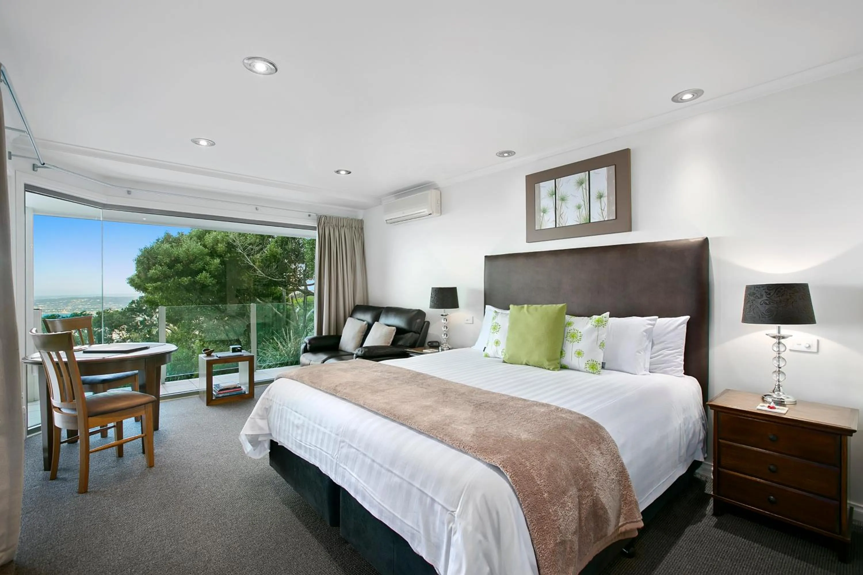 Photo of the whole room, Bed in Arthurs Views