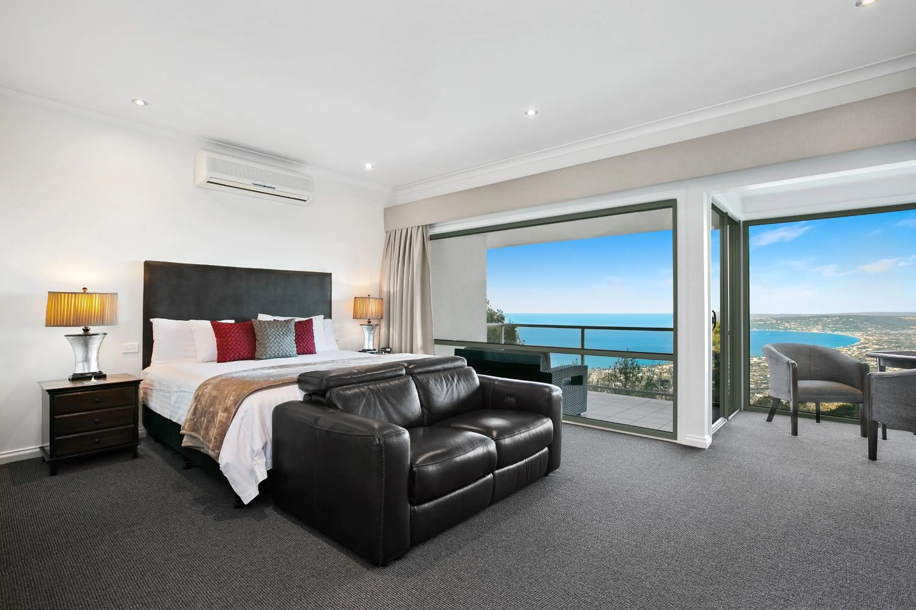 Photo of the whole room, Bed in Arthurs Views