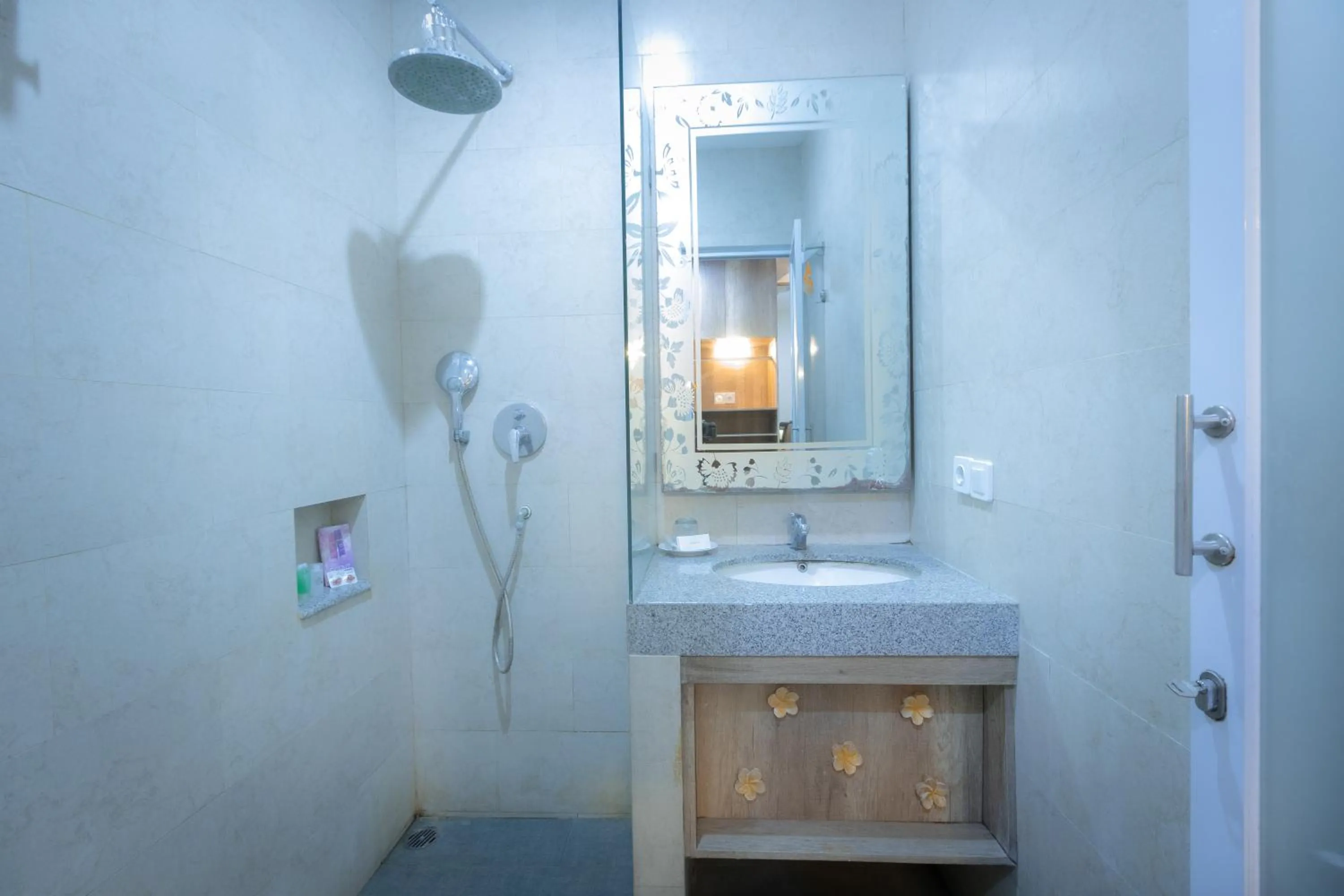 Shower in The Nyaman Hotel Bali