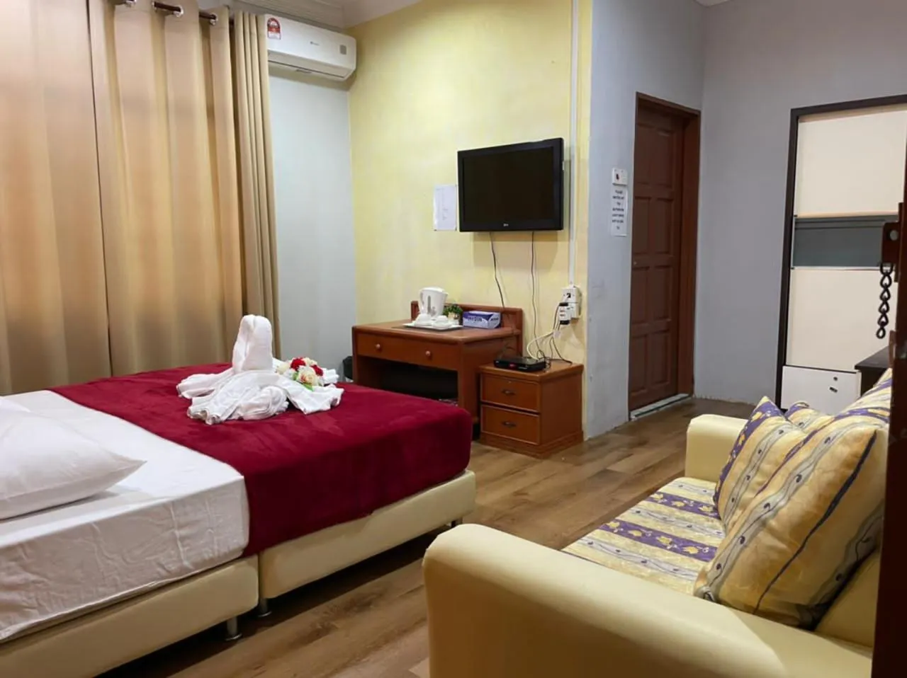 Bed in Samudera Hotel