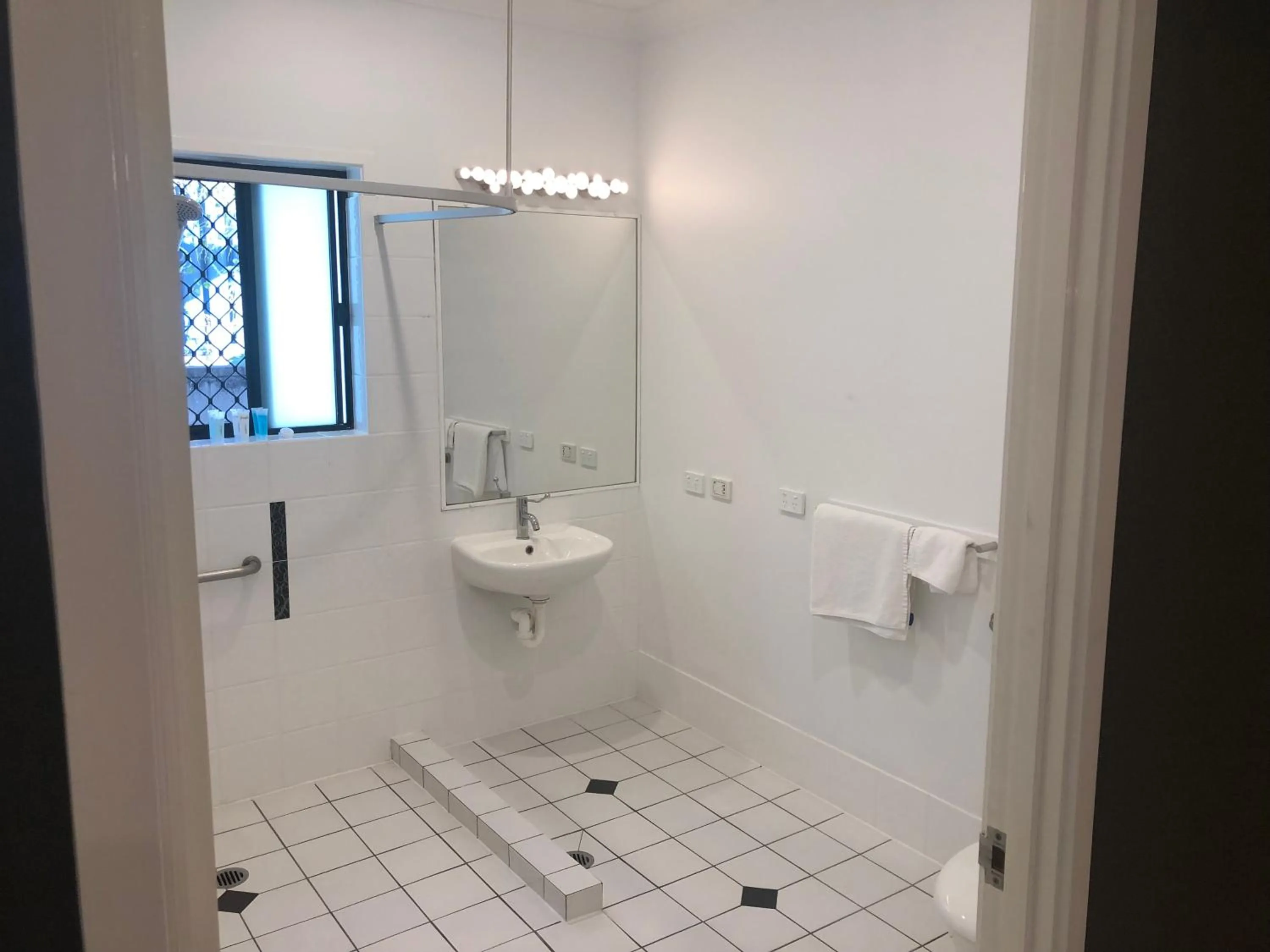 Bathroom in Darra Motel & Conference Centre