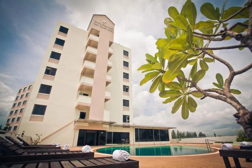 Swimming pool, Property Building in Ploy Palace Hotel