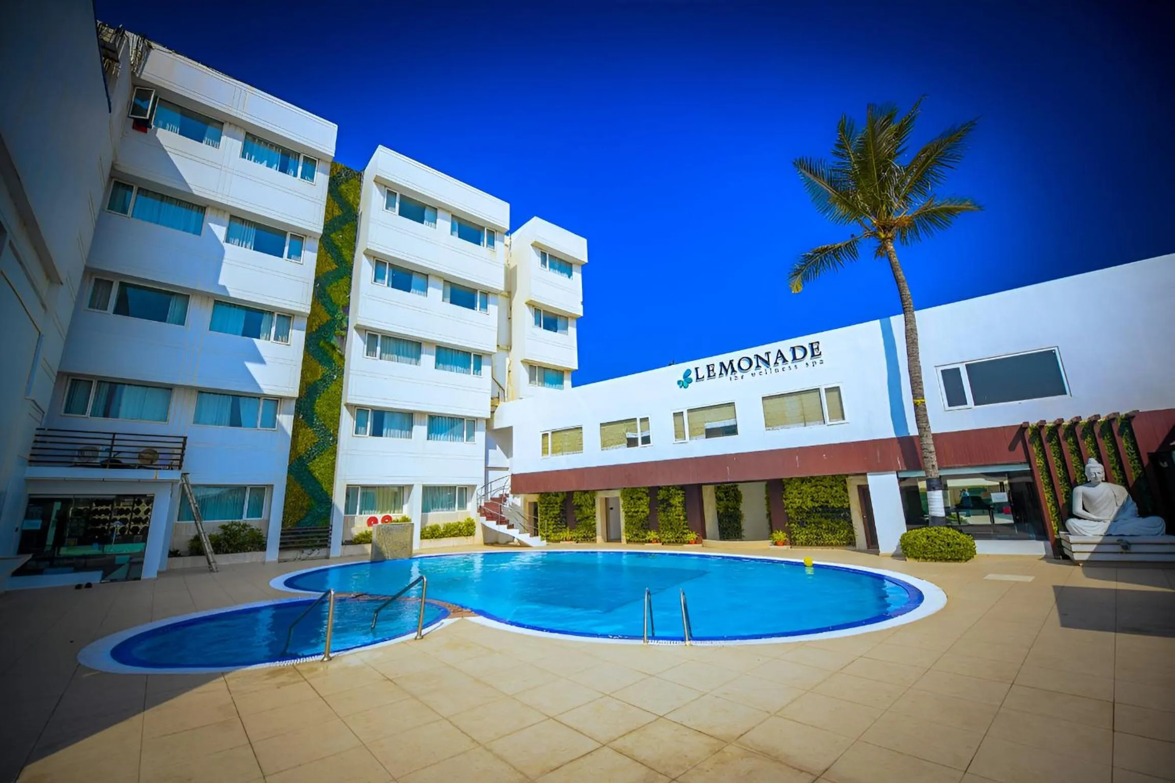 Pool view in Hotel Holiday Resort