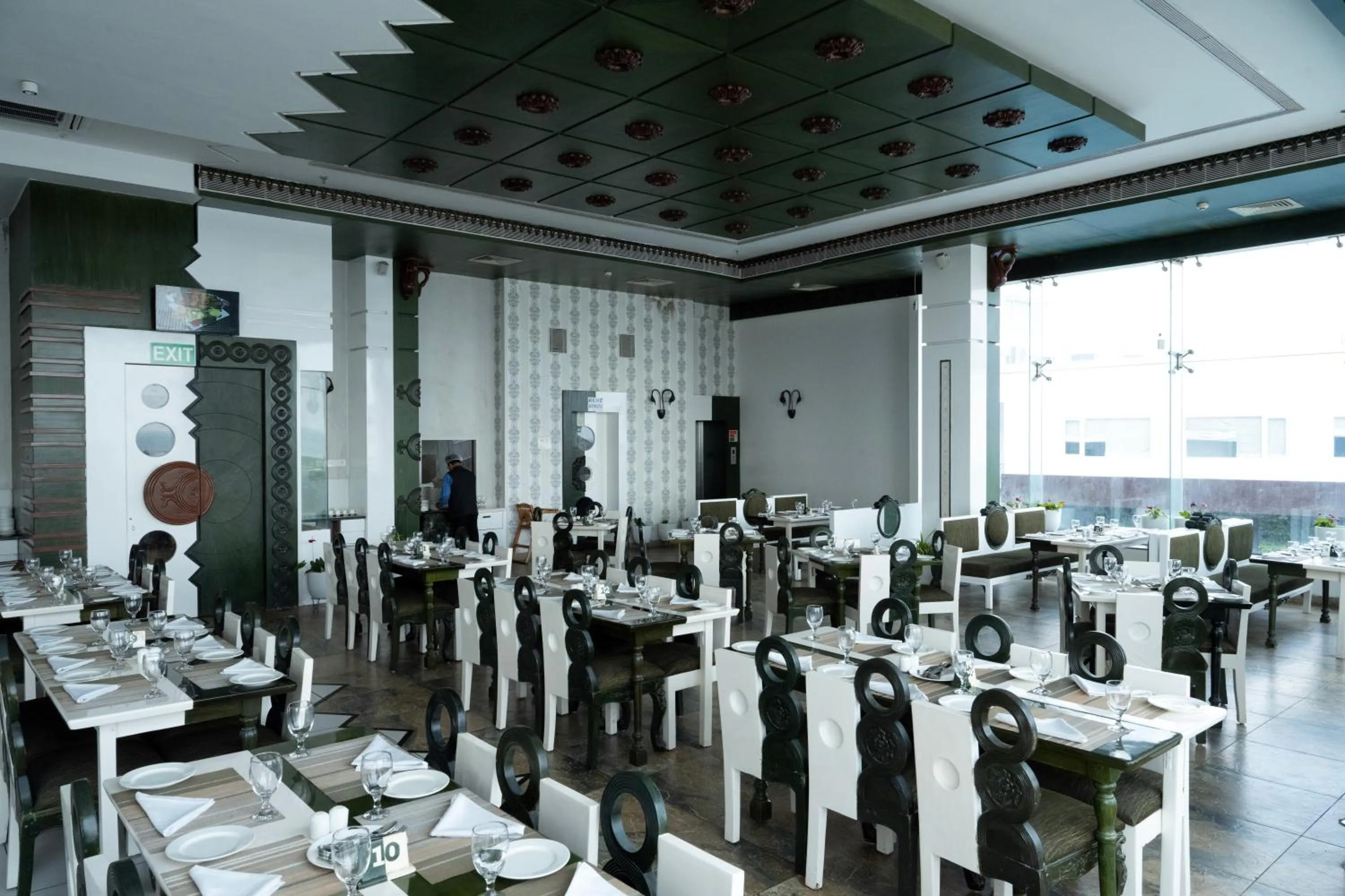 Restaurant/places to eat in Hotel Holiday Resort