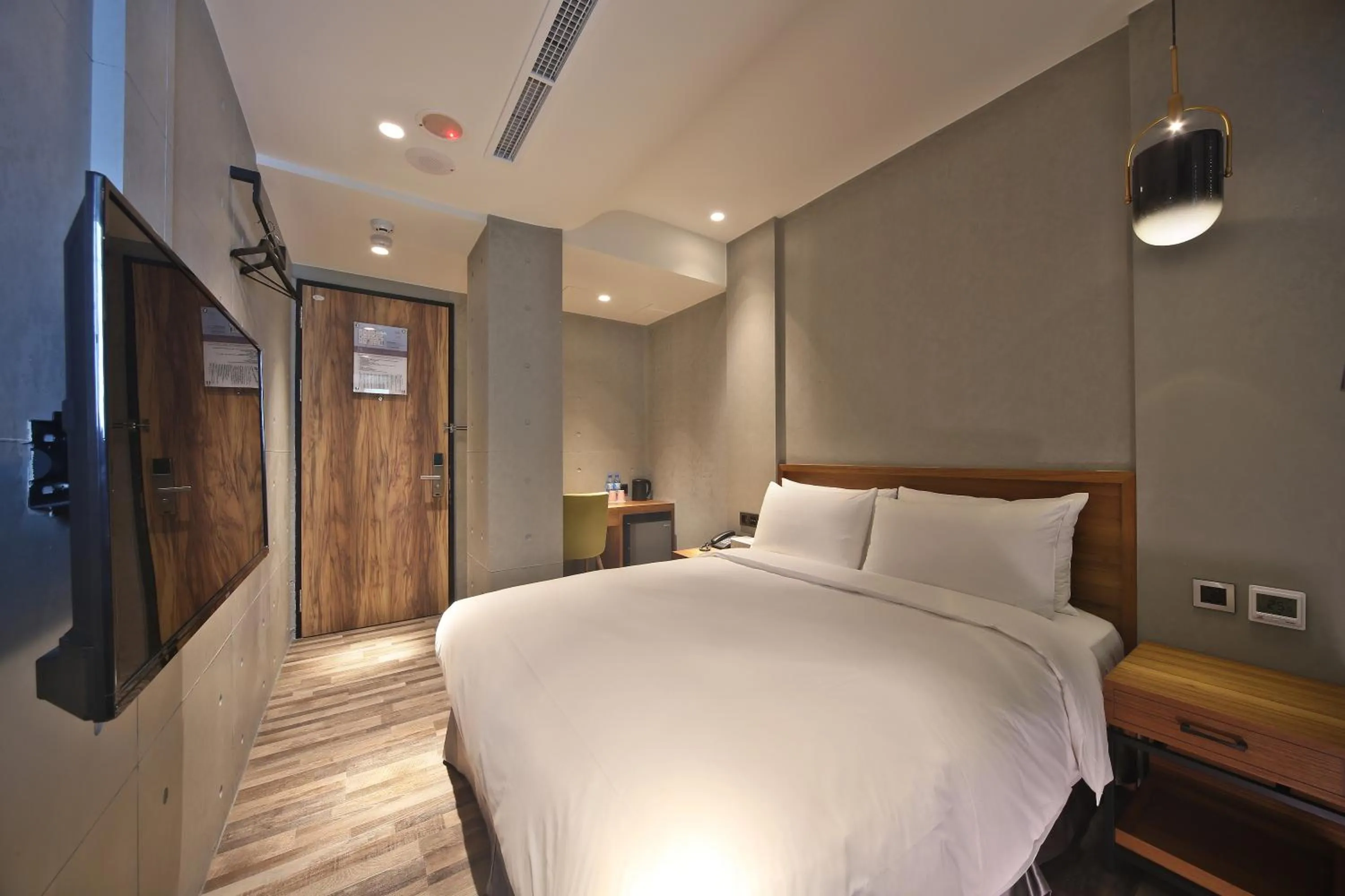 Facade/entrance, Bed in Fengjia Micro Hotel