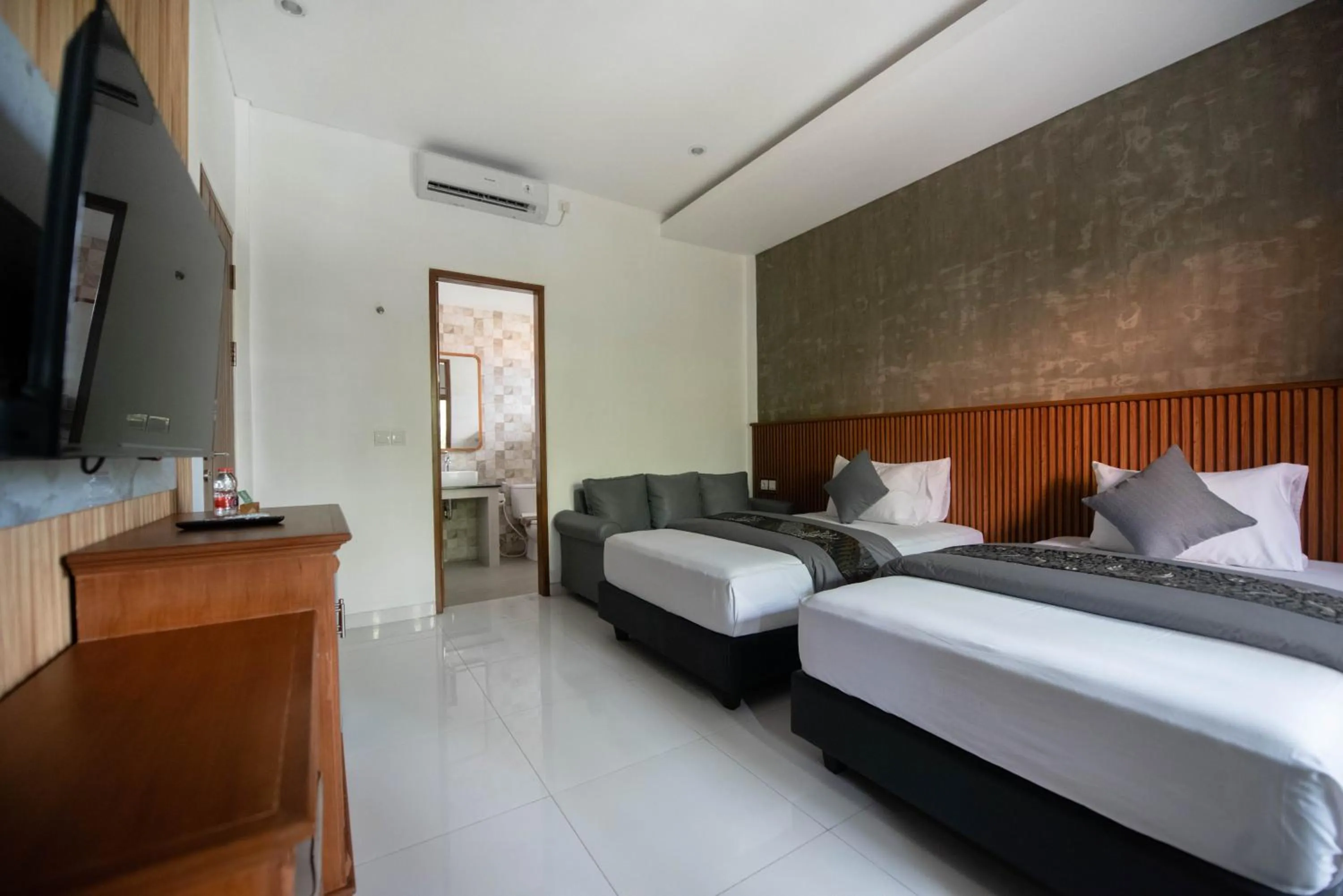 TV and multimedia, Bed in Sandat Hotel Legian