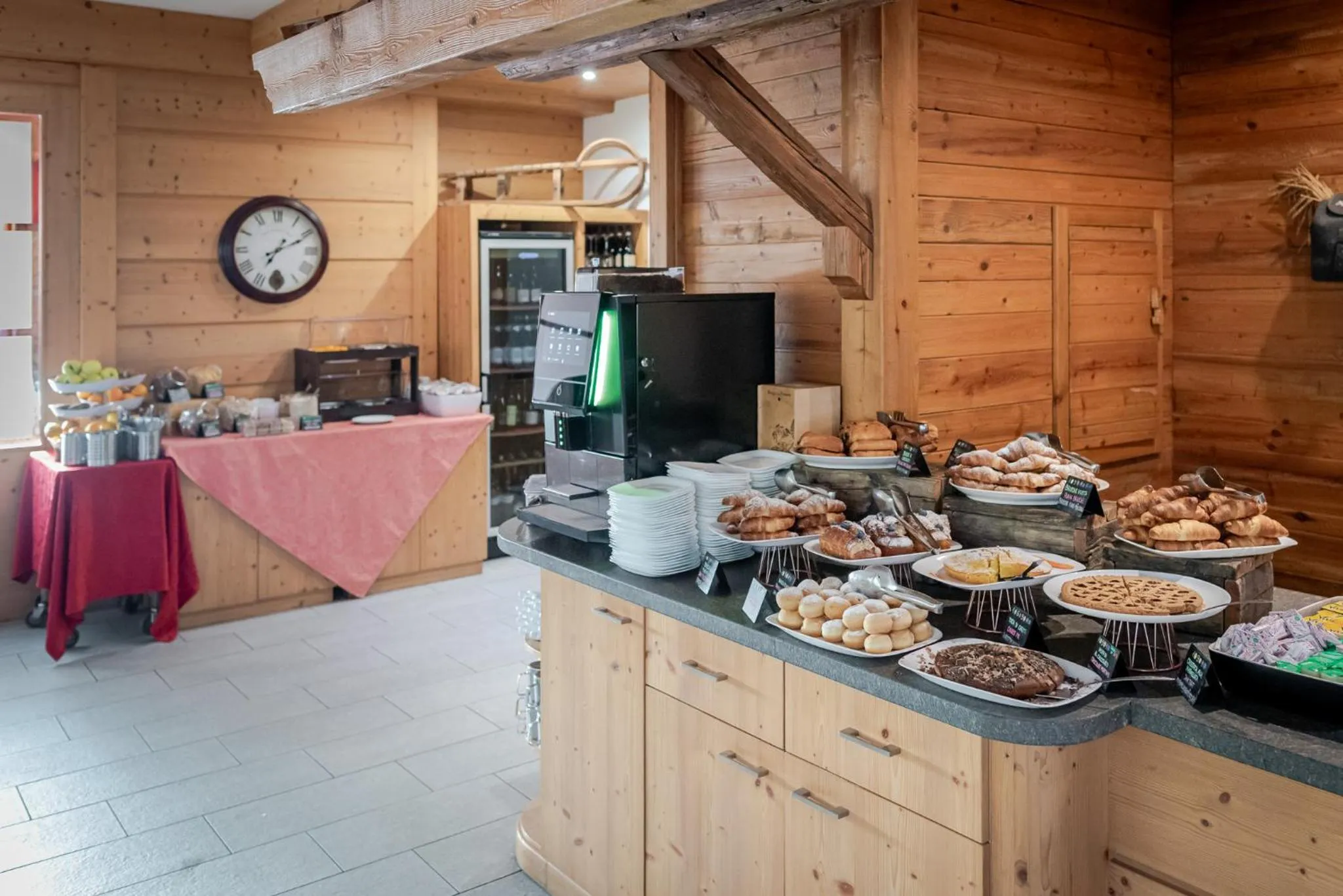 Restaurant/places to eat in Hotel Alpine Mugon