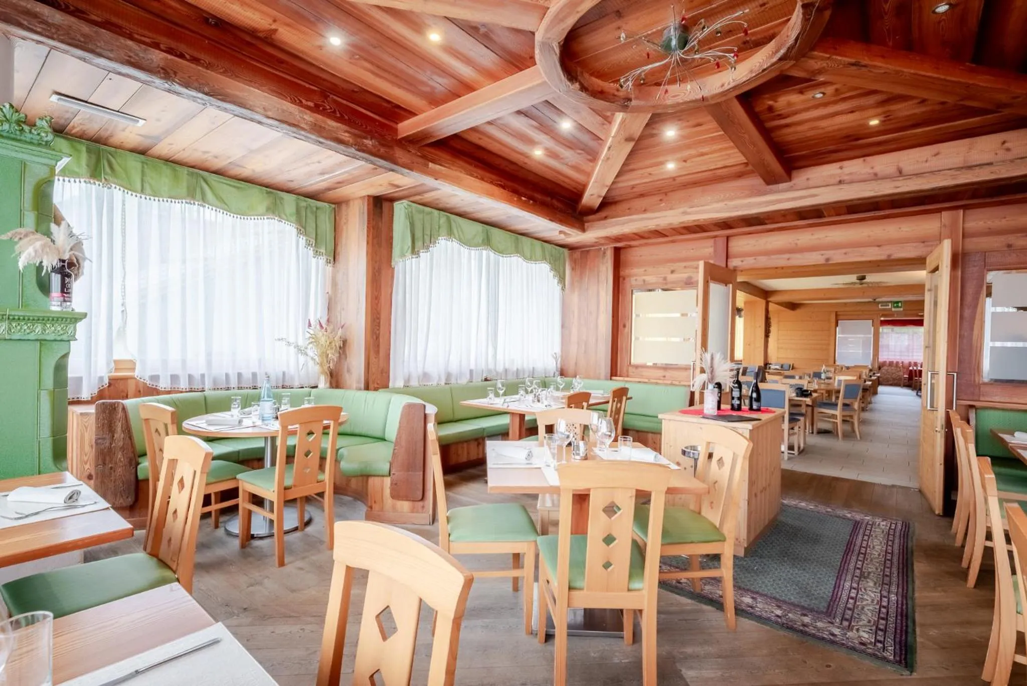 Restaurant/places to eat in Hotel Alpine Mugon