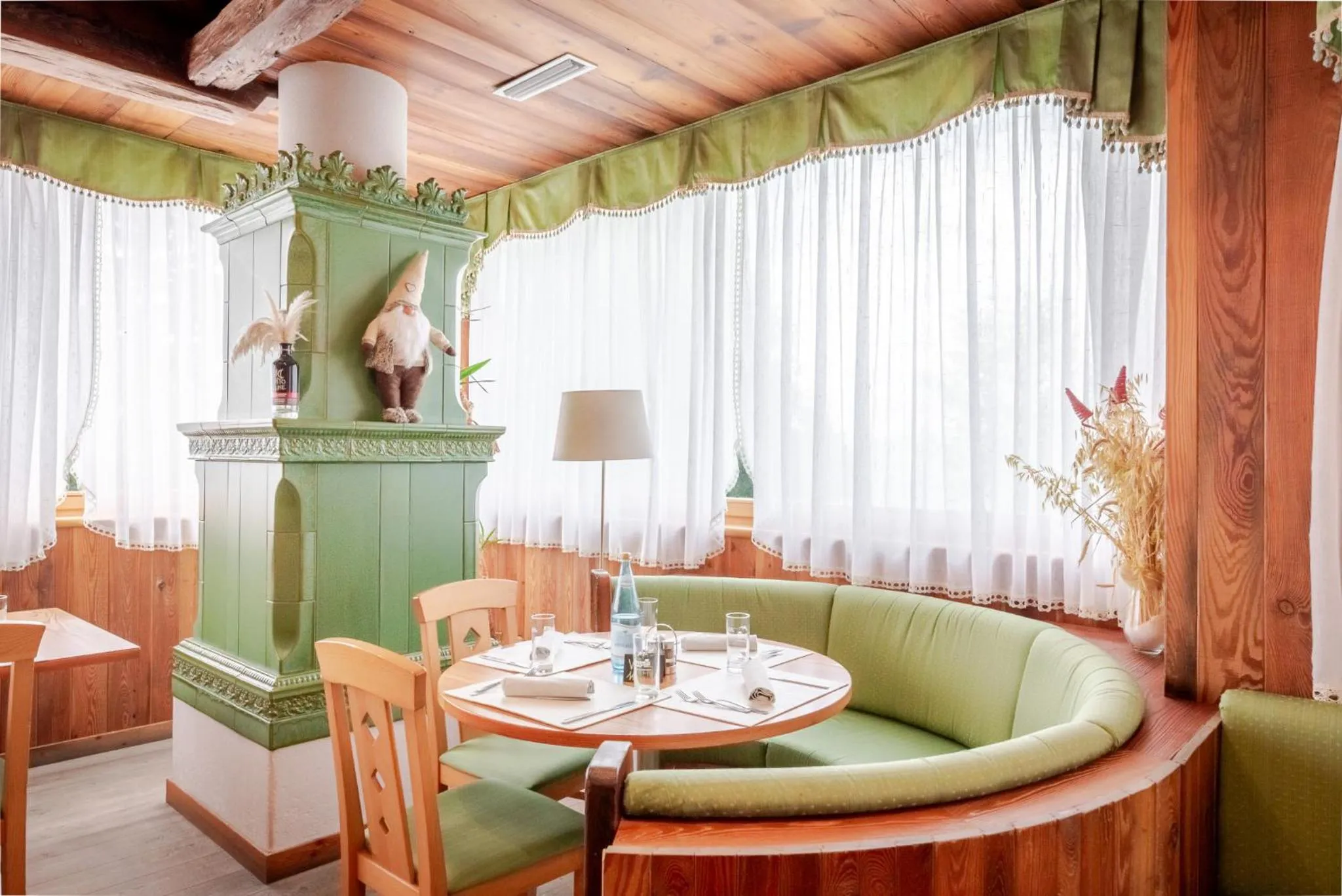 Restaurant/places to eat in Hotel Alpine Mugon