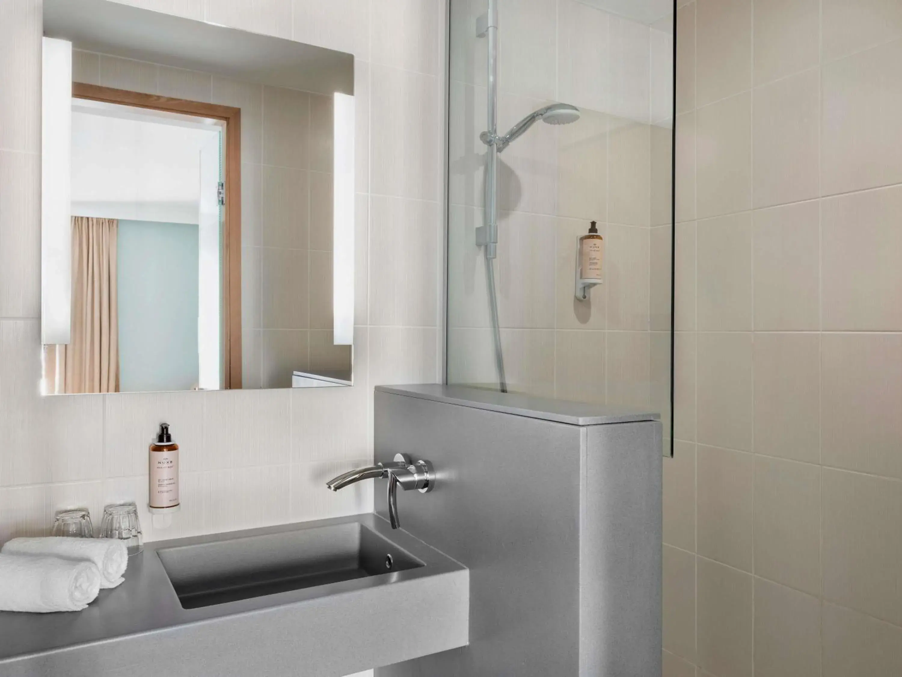 Standard Twin Room with Sofa Bed in Mercure Amiens Cathédrale Standard Twin Room with Sofa Bed in Mercure Amiens Cathédrale