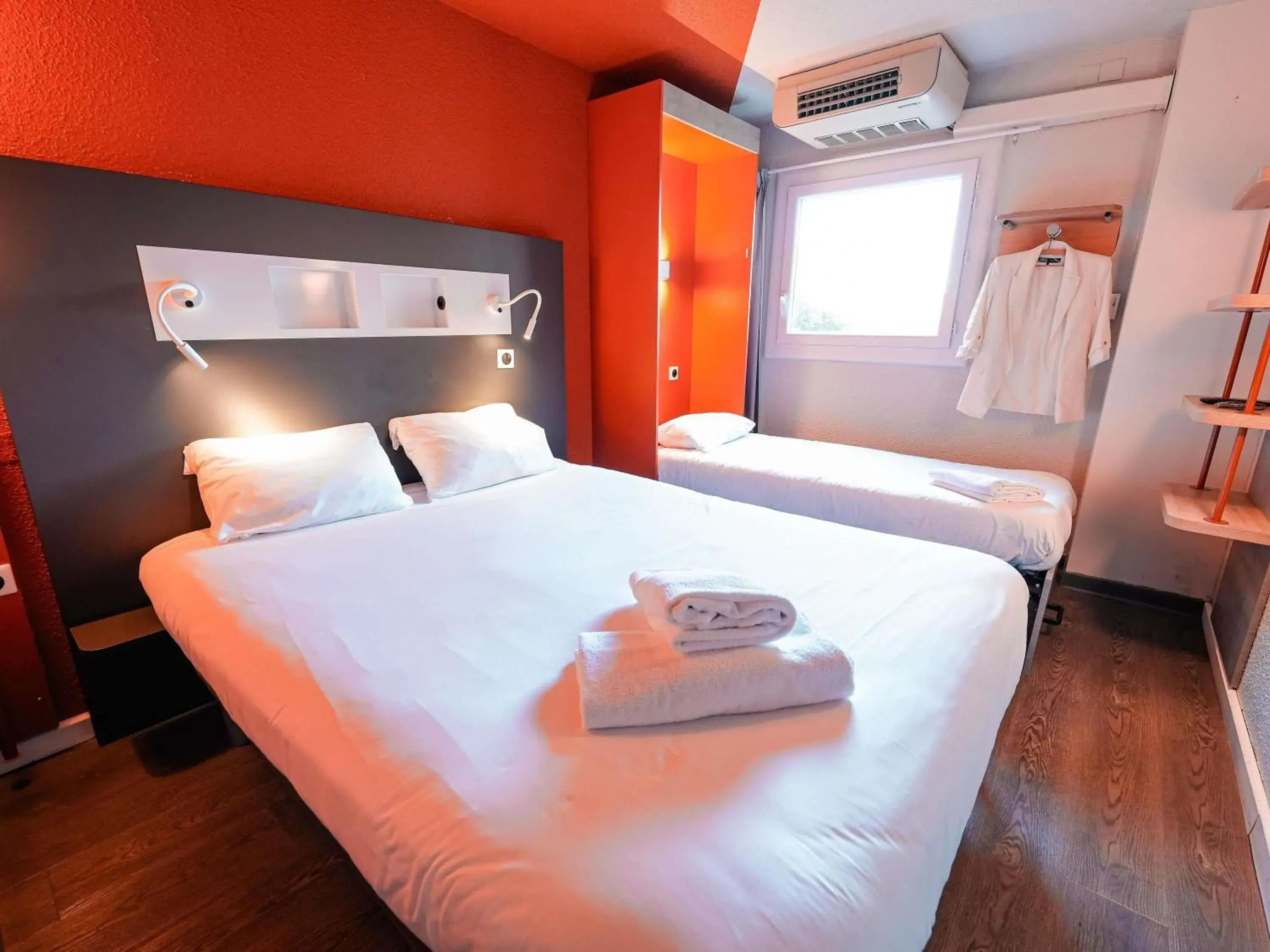 Triple room with One Double bed and One Foldable single bed in ibis budget Marseille Vieux Port Triple room with One Double bed and One Foldable single bed in ibis budget Marseille Vieux Port