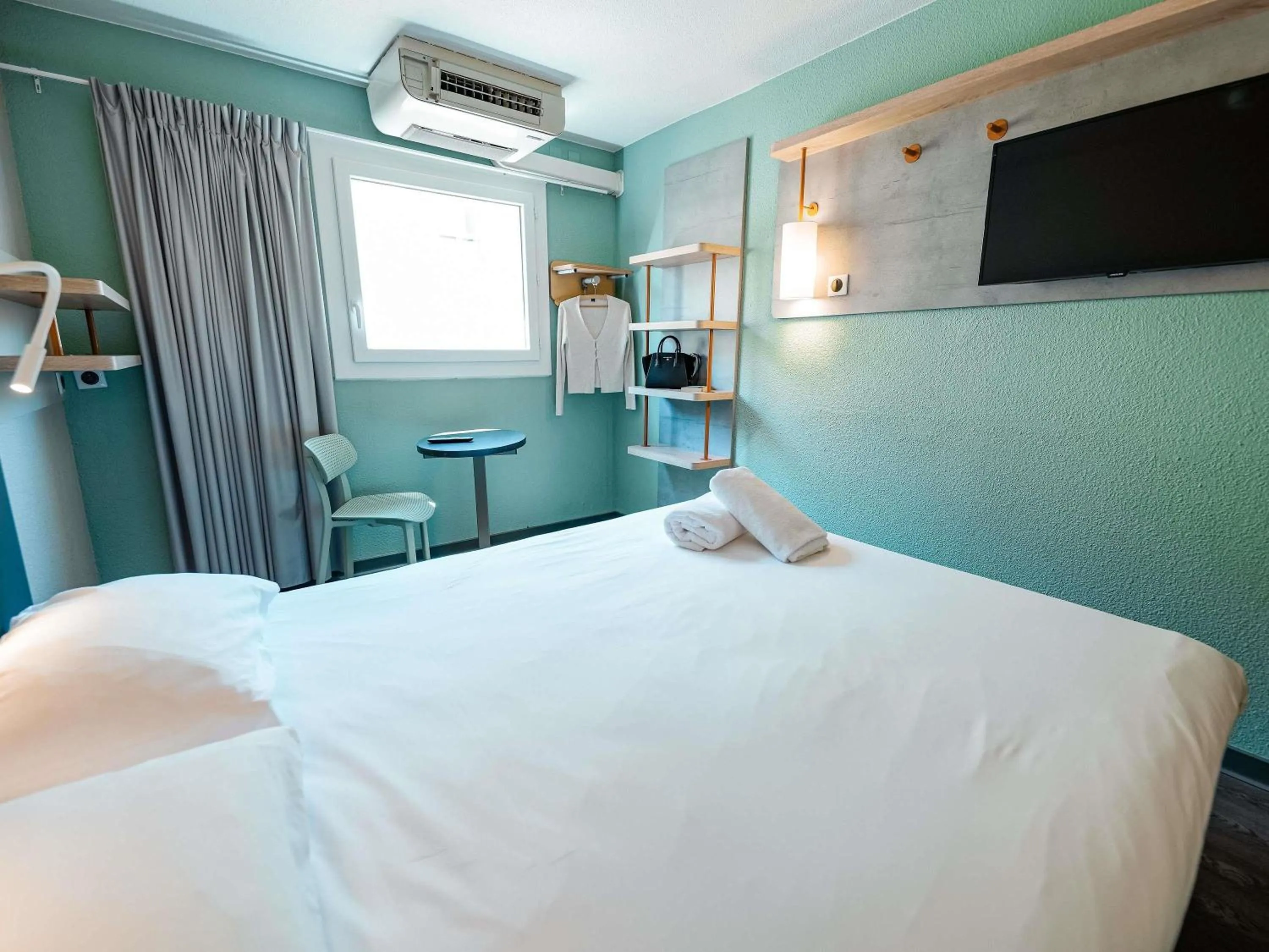 Property building, Bed in ibis budget Marseille Vieux Port