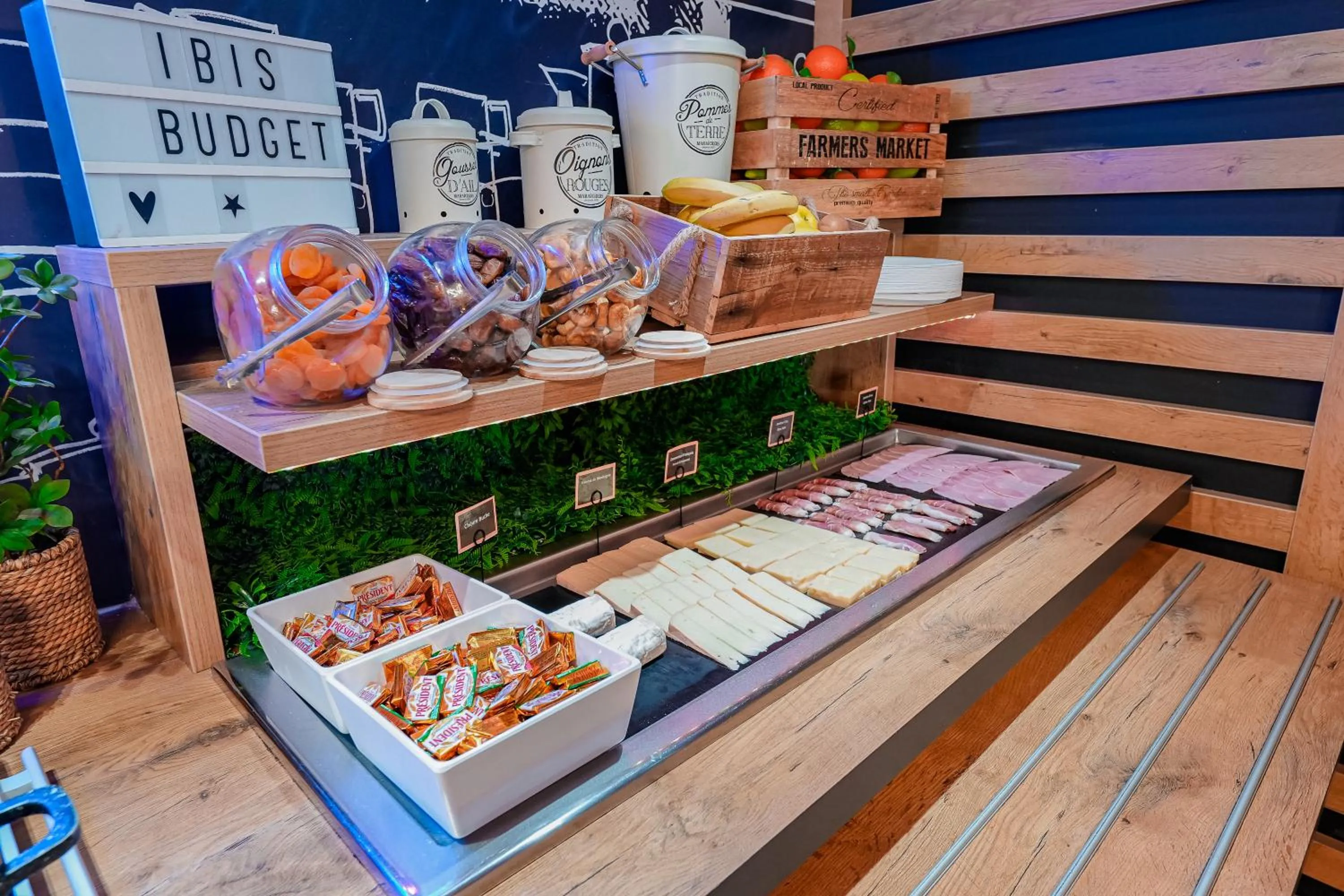 Food and drinks in ibis budget Marseille Vieux Port