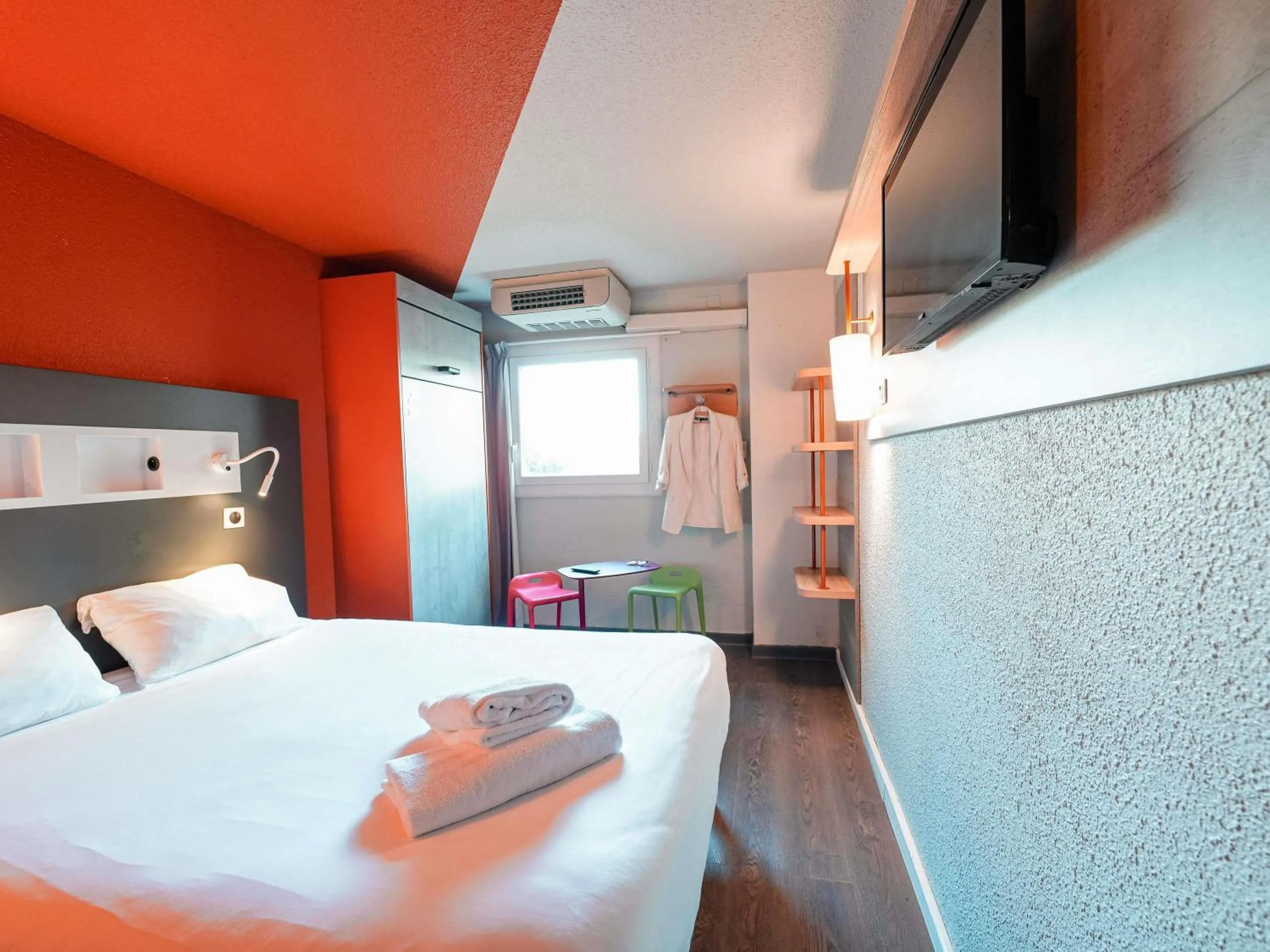 Bedroom, Bed in ibis budget Marseille Vieux Port