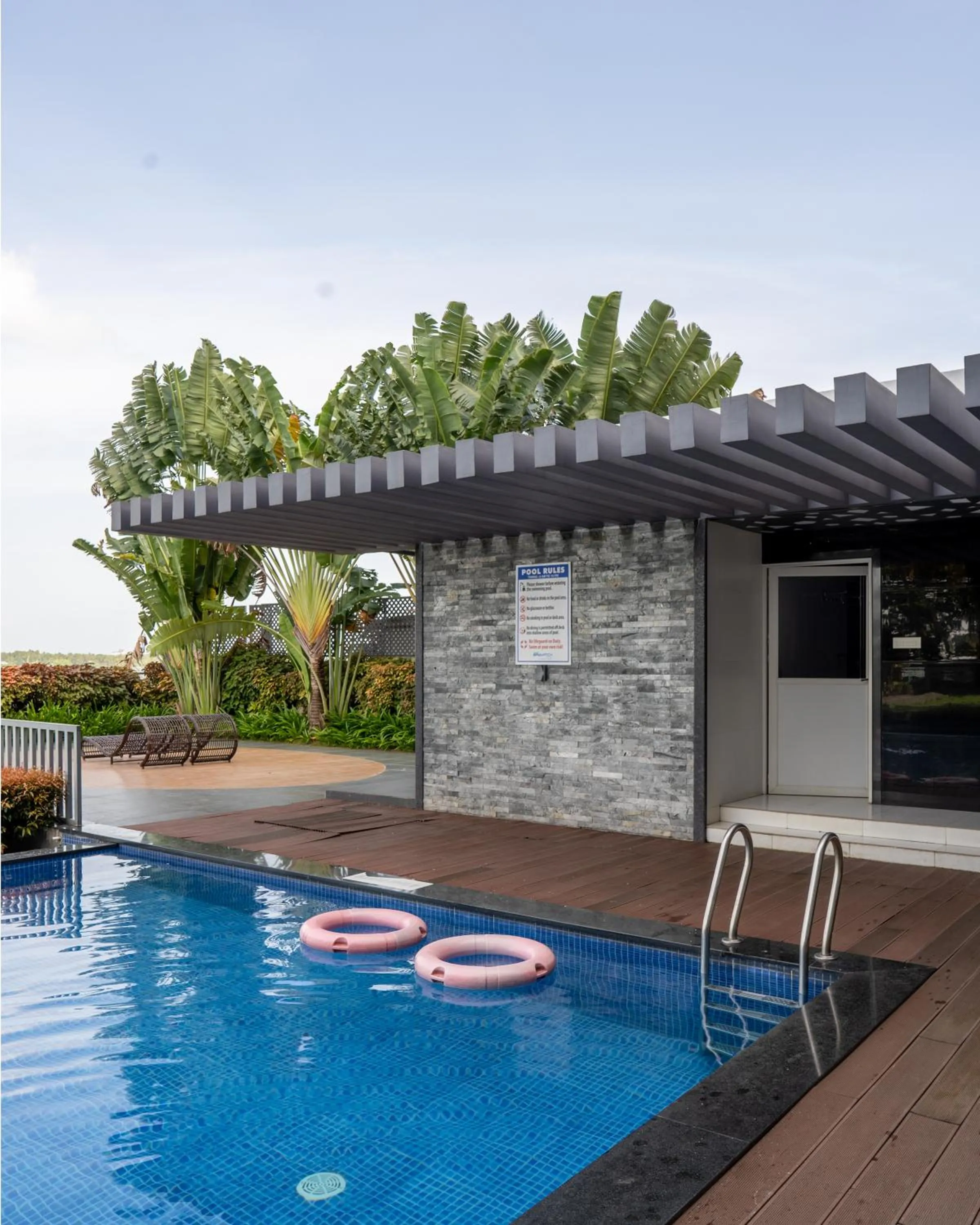 Swimming pool in Kent Baywatch Suites