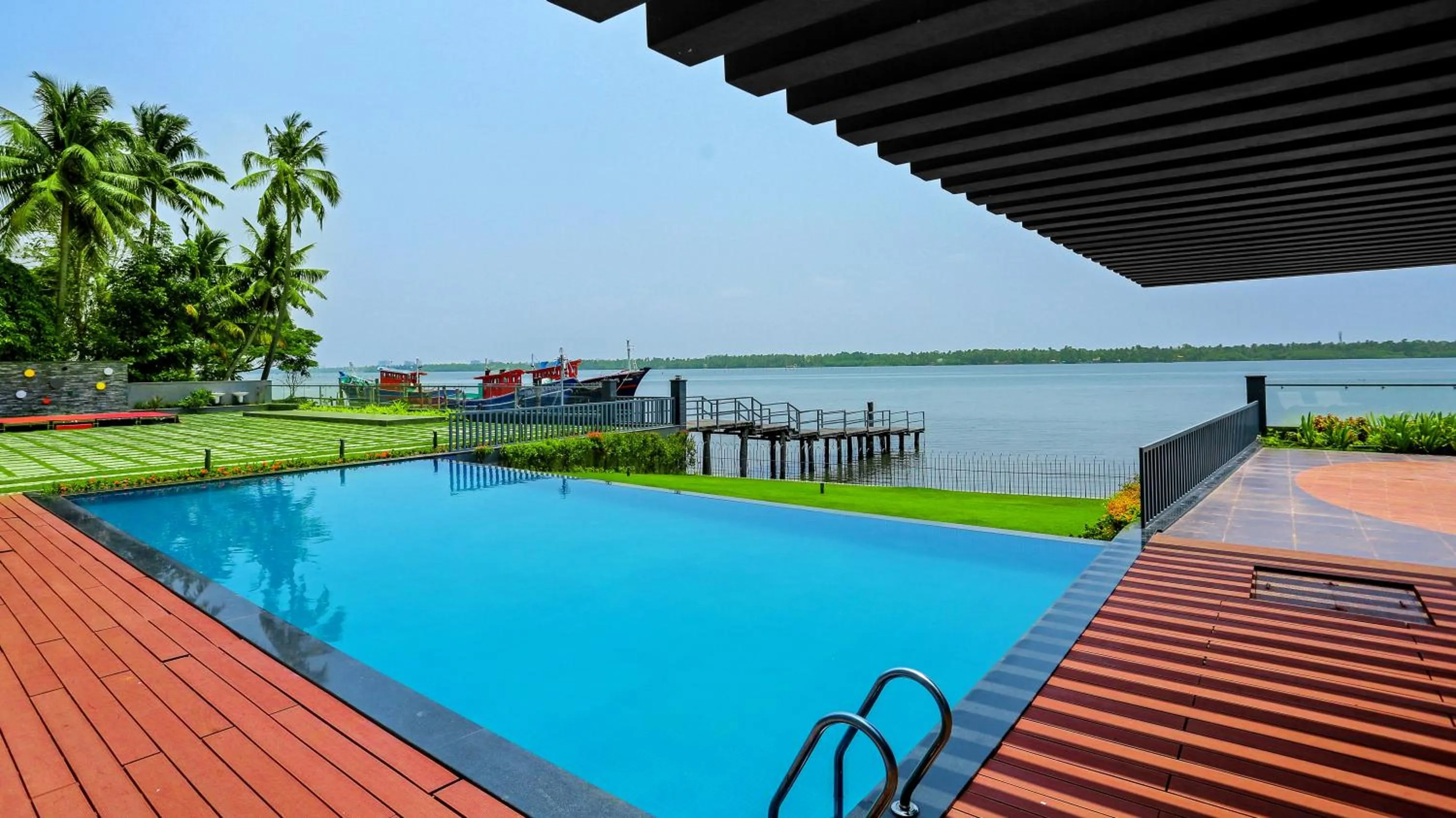 Swimming pool in Kent Baywatch Suites