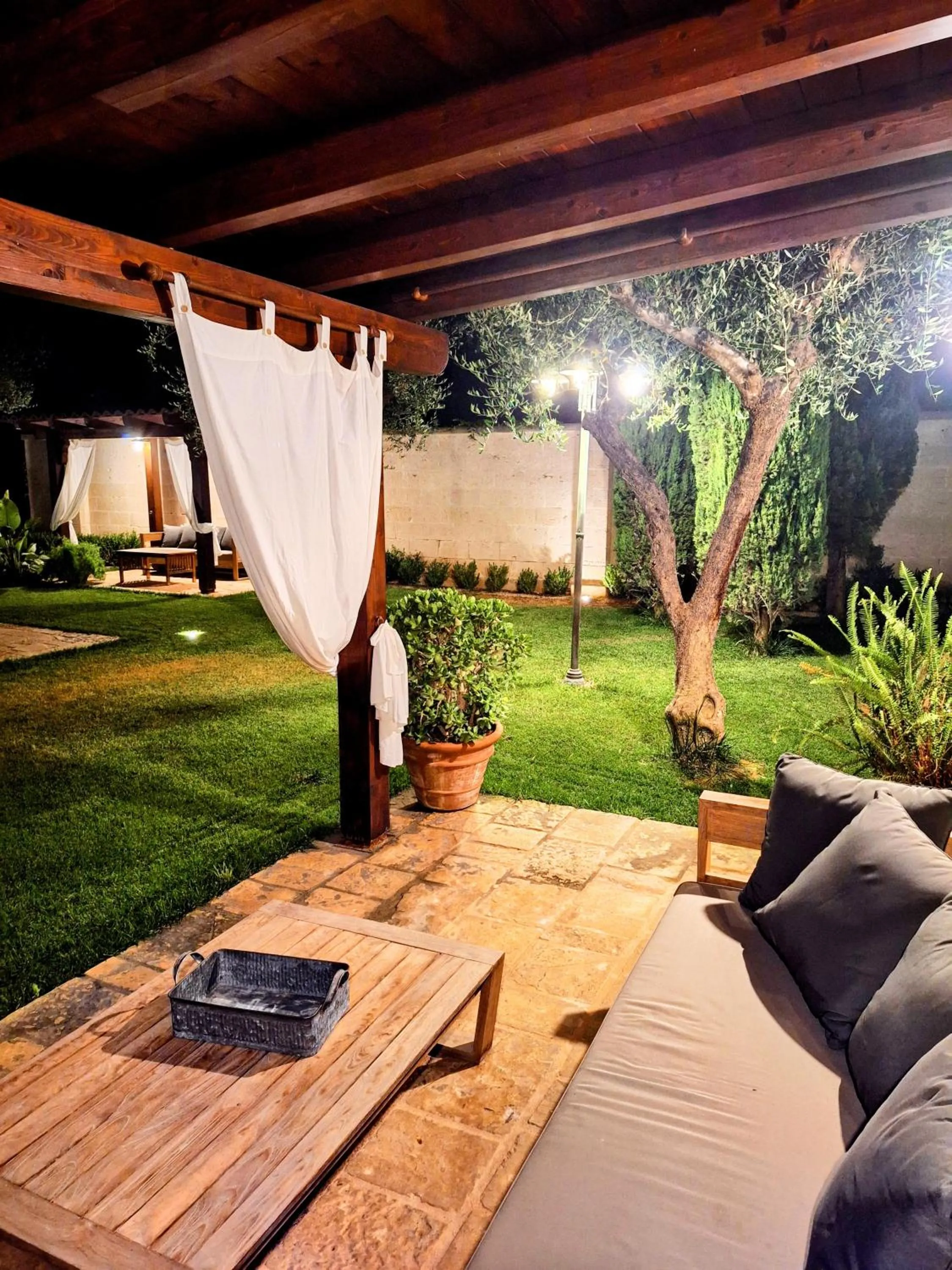 Garden in BORGO LUNA b&b