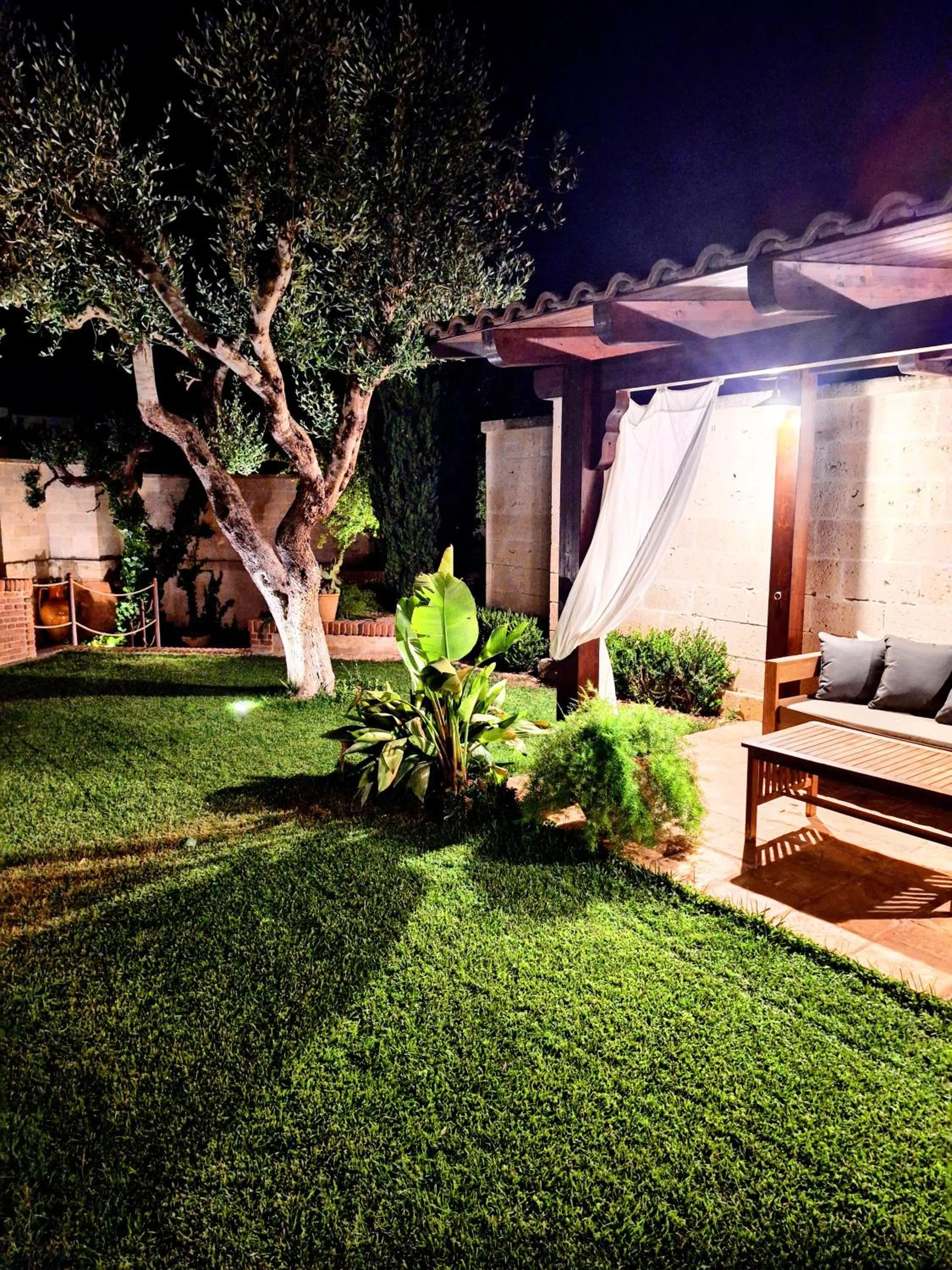 Garden in BORGO LUNA b&b