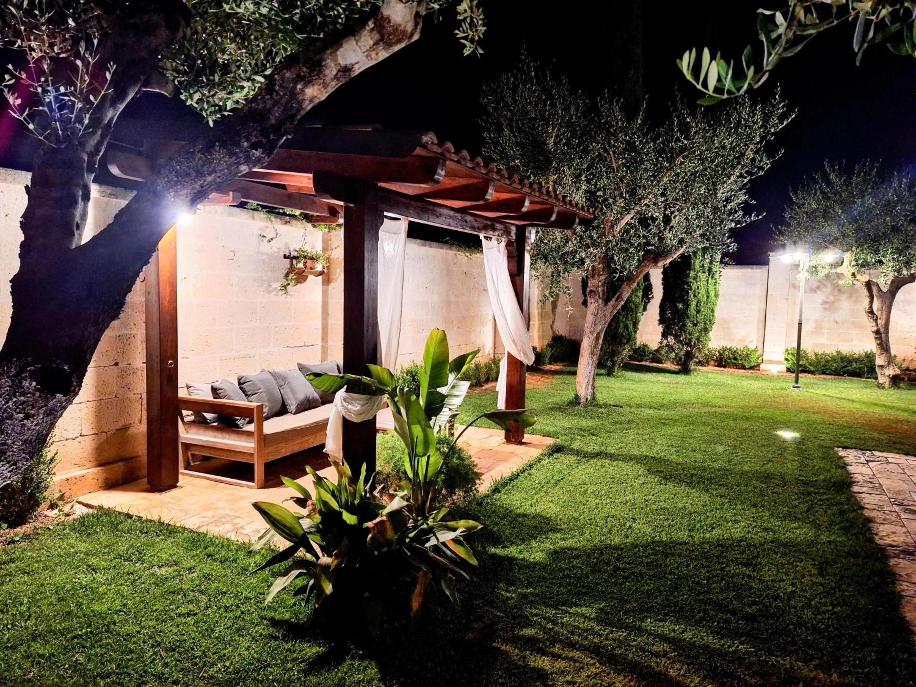 Garden in BORGO LUNA b&b