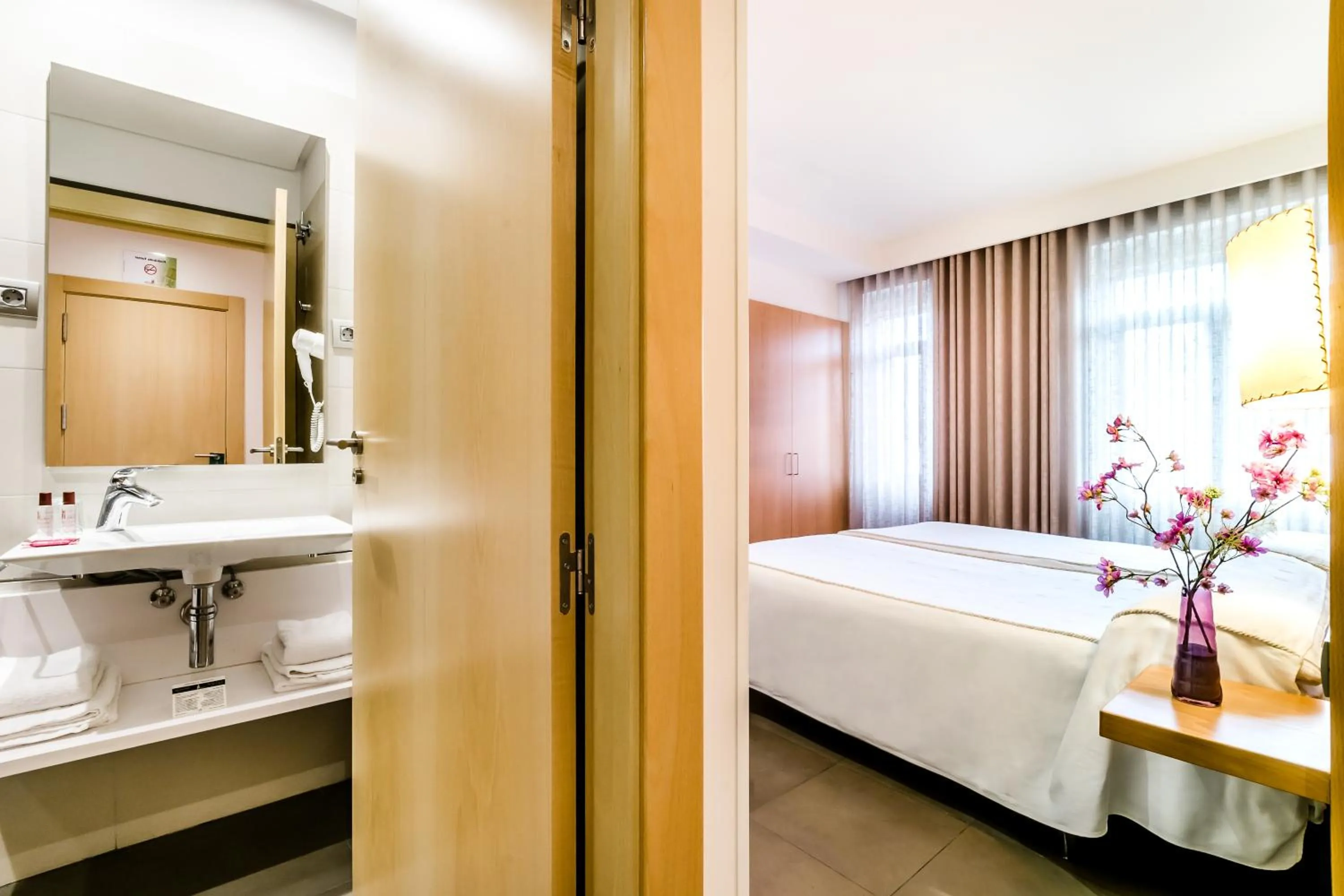 Photo of the whole room, Bed in Hospedería Pax