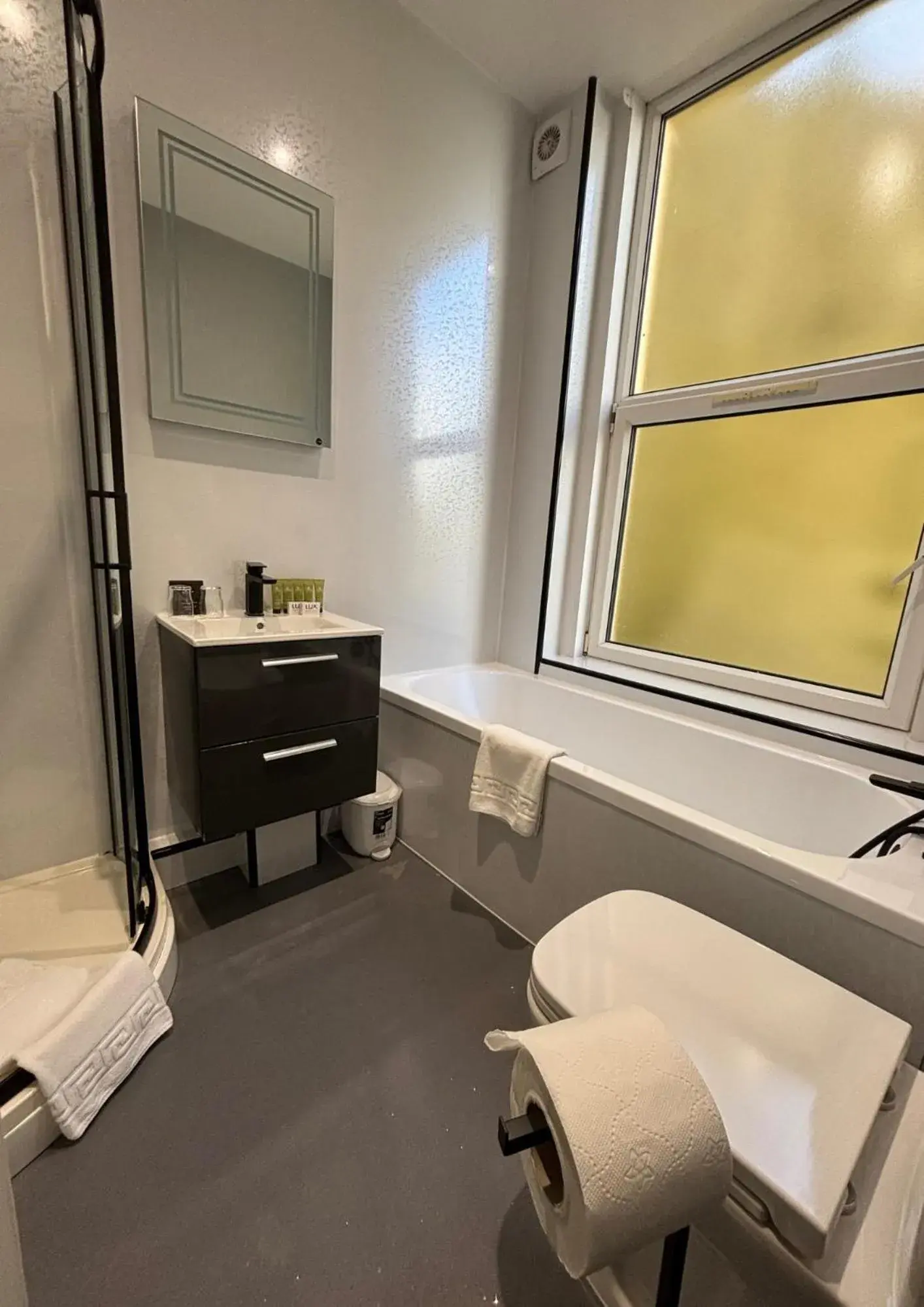 Family Two-Bedroom Apartment with View in Welbeck Hotel & Apartments IOM Family Two-Bedroom Apartment with View in Welbeck Hotel & Apartments IOM