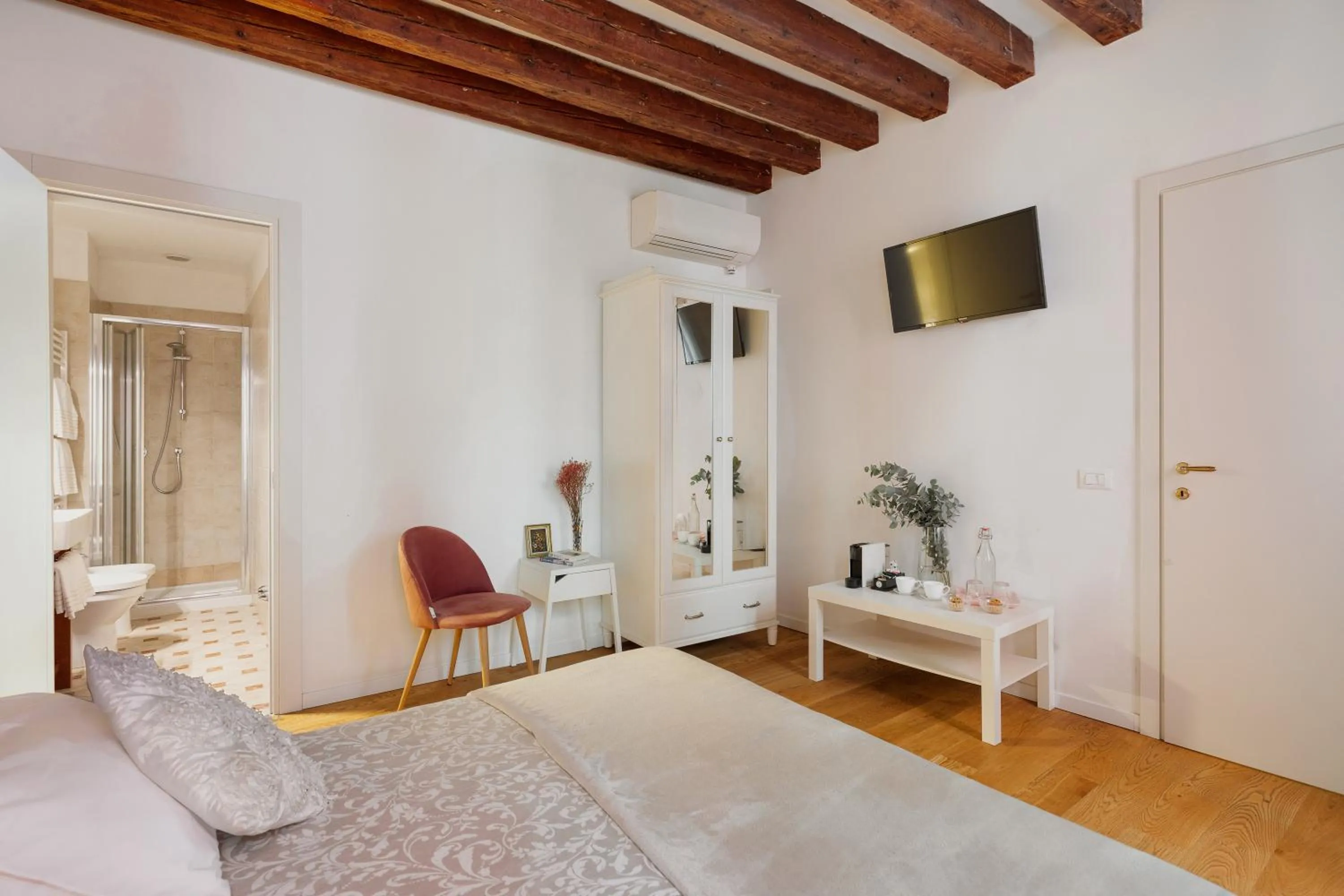 Photo of the whole room, Bed in Bianca Cappello House