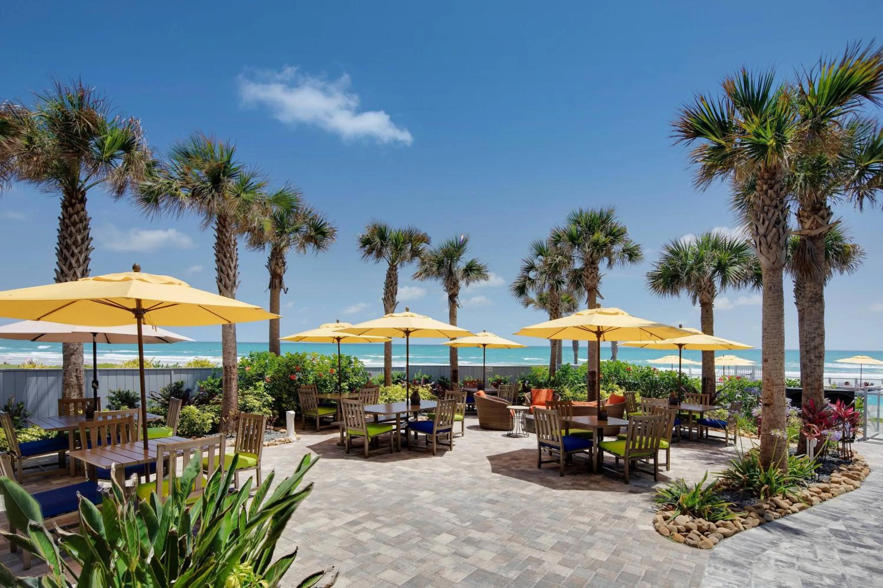 Lounge or bar in Delta Hotels by Marriott Daytona Beach Oceanfront