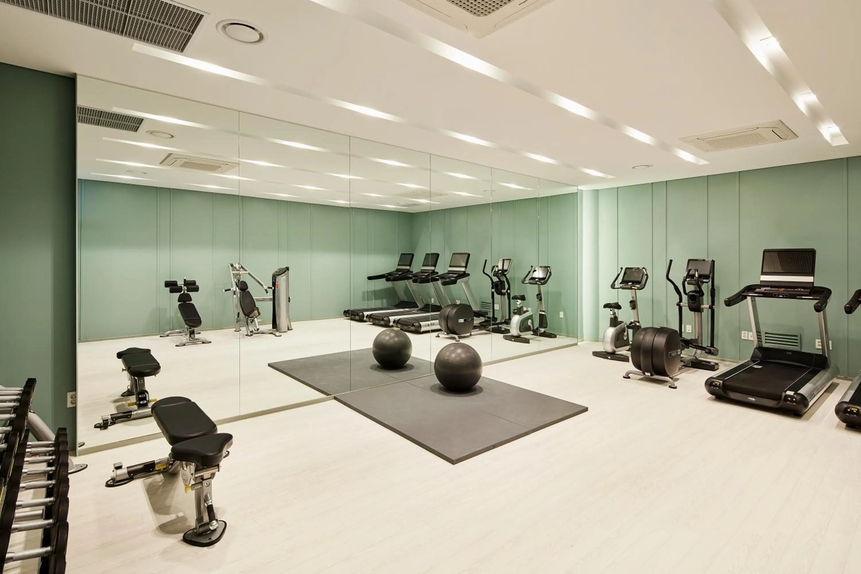 Fitness centre/facilities in Ramada Encore by Wyndham Gimpo Han River Hotel