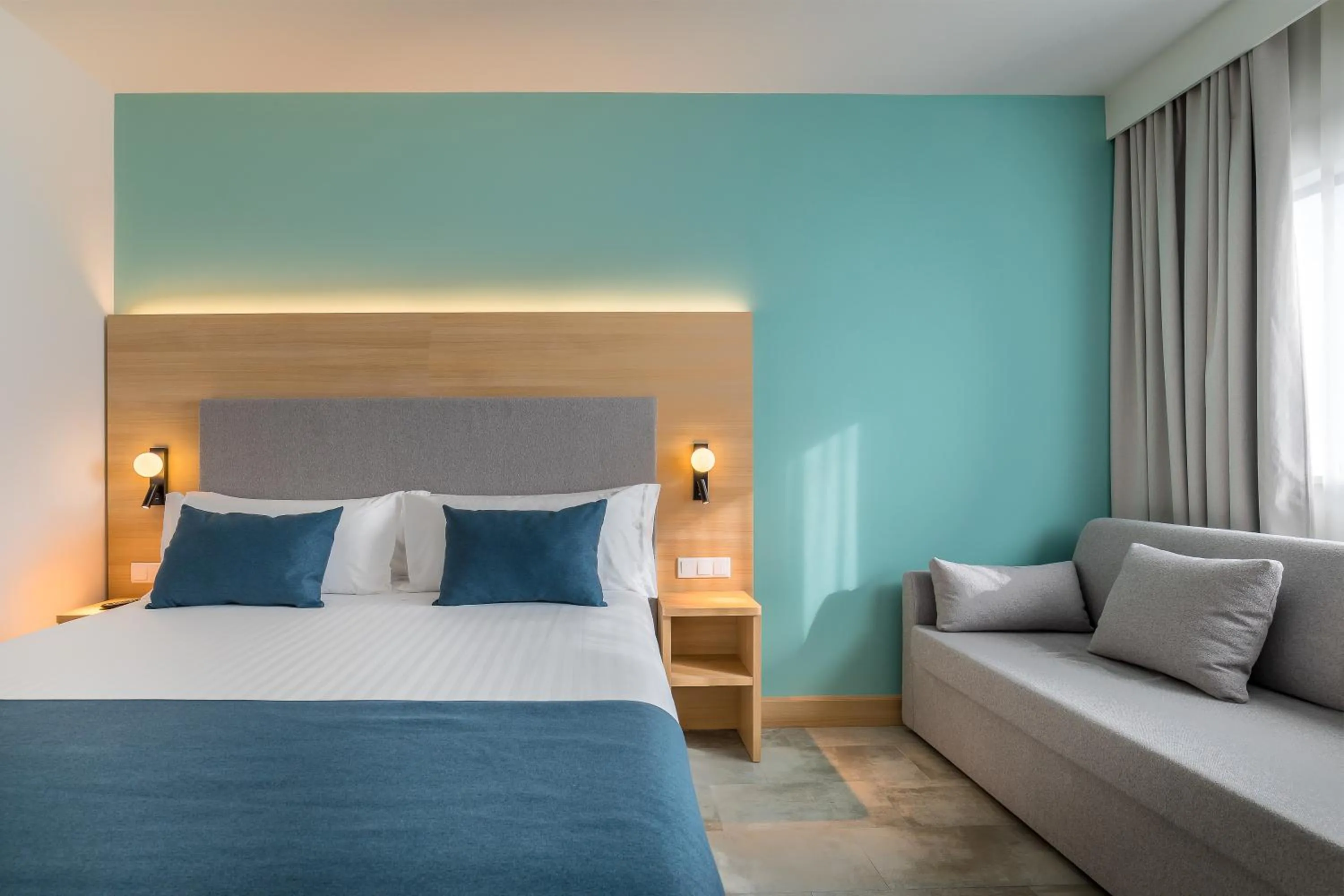 Photo of the whole room, Bed in Occidental Murcia Agalia