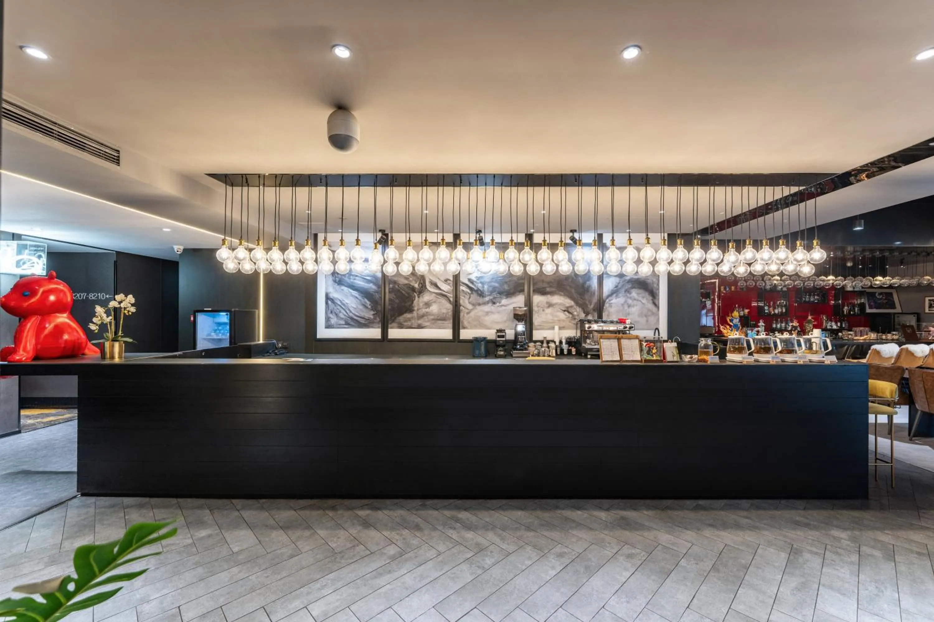 Lobby or reception in HeSu Hidden Art Hotel & Suites -Near Xi'an Drum Tower and Yongning Gate -Free Laundry Luggage Storage -Kitty Café with Freshly Ground Coffee -24H Front Desk -English Service -Exclusive Subsidies for Dumpling Banquet & Show