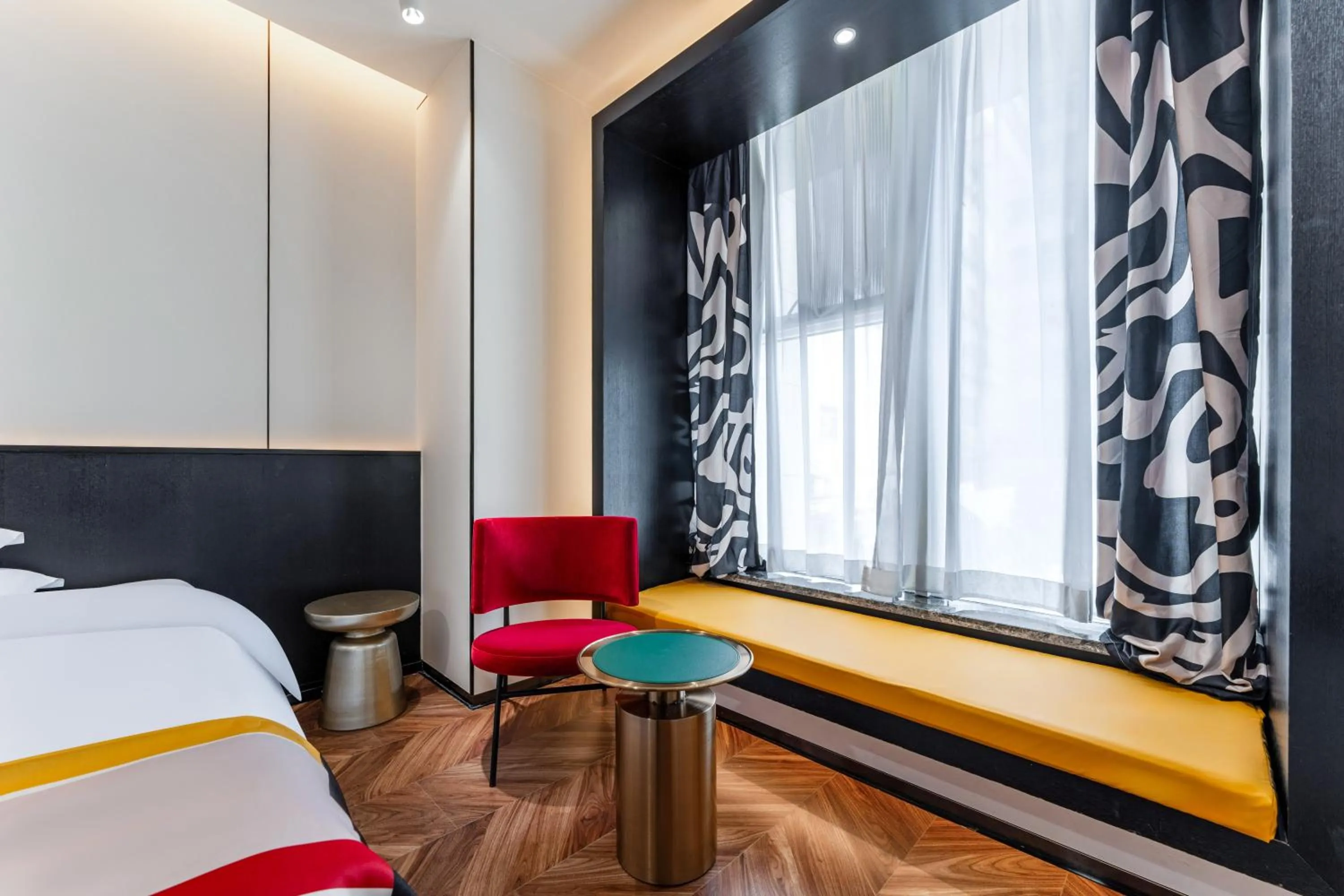 Bed in HeSu Hidden Art Hotel & Suites -Near Xi'an Drum Tower and Yongning Gate -Free Laundry Luggage Storage -Kitty Café with Freshly Ground Coffee -24H Front Desk -English Service -Exclusive Subsidies for Dumpling Banquet & Show
