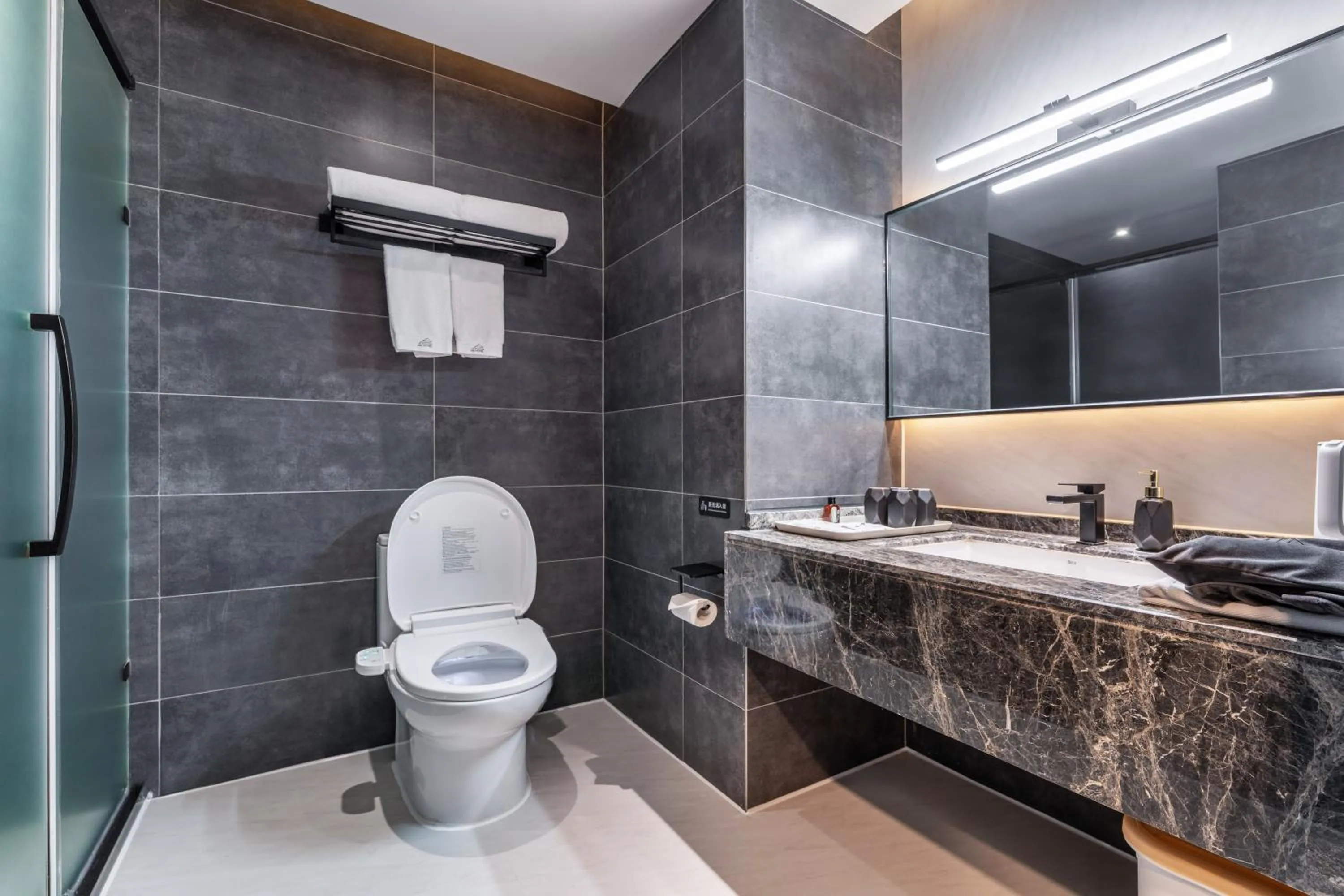 HeSu Hidden Art Hotel & Suites -Near Xi'an Drum Tower and Yongning Gate -Free Laundry Luggage Storage -Kitty Café with Freshly Ground Coffee -24H Front Desk -English Service -Exclusive Subsidies for Dumpling Banquet & Show