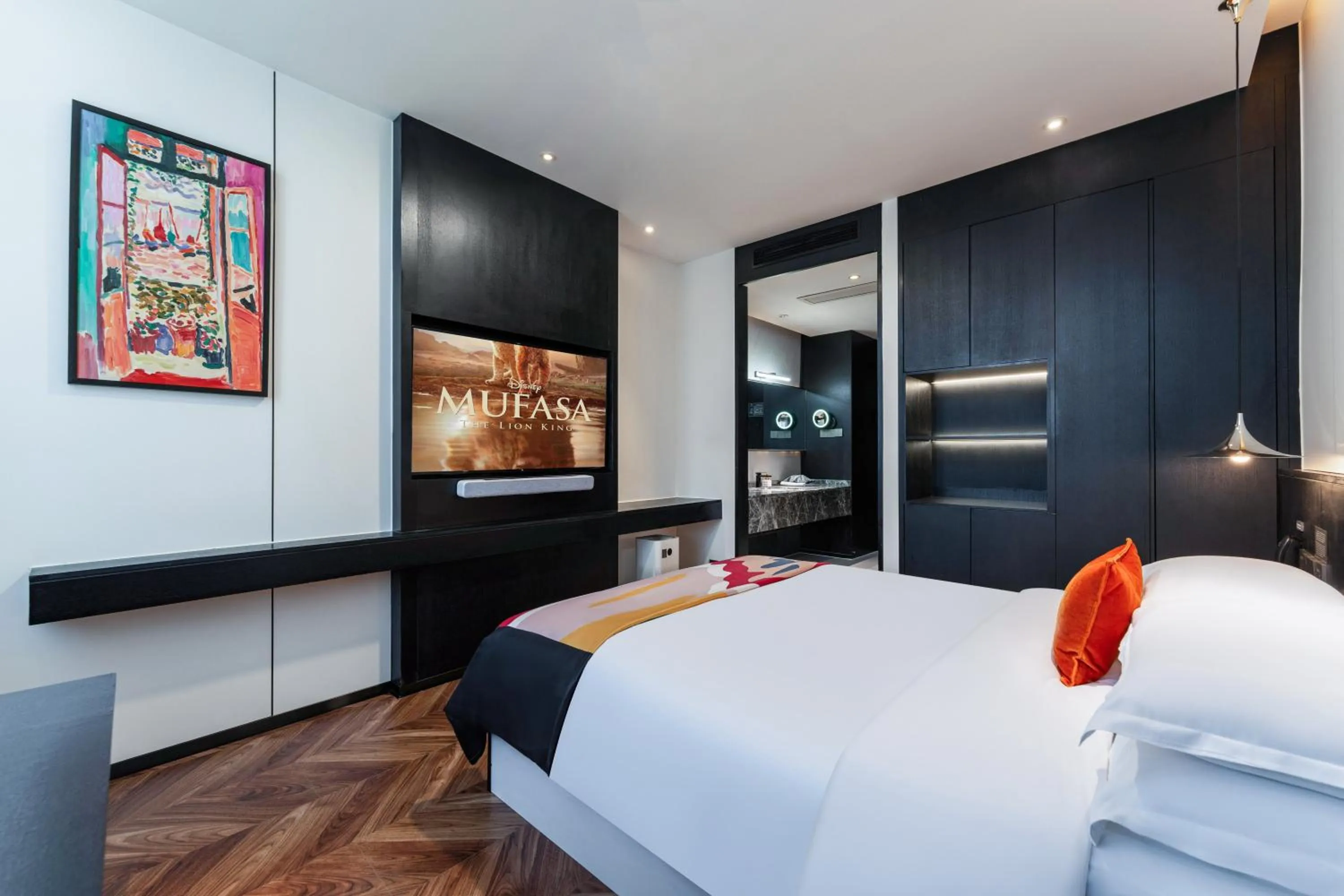 Bed in HeSu Hidden Art Hotel & Suites -Near Xi'an Drum Tower and Yongning Gate -Free Laundry Luggage Storage -Kitty Café with Freshly Ground Coffee -24H Front Desk -English Service -Exclusive Subsidies for Dumpling Banquet & Show