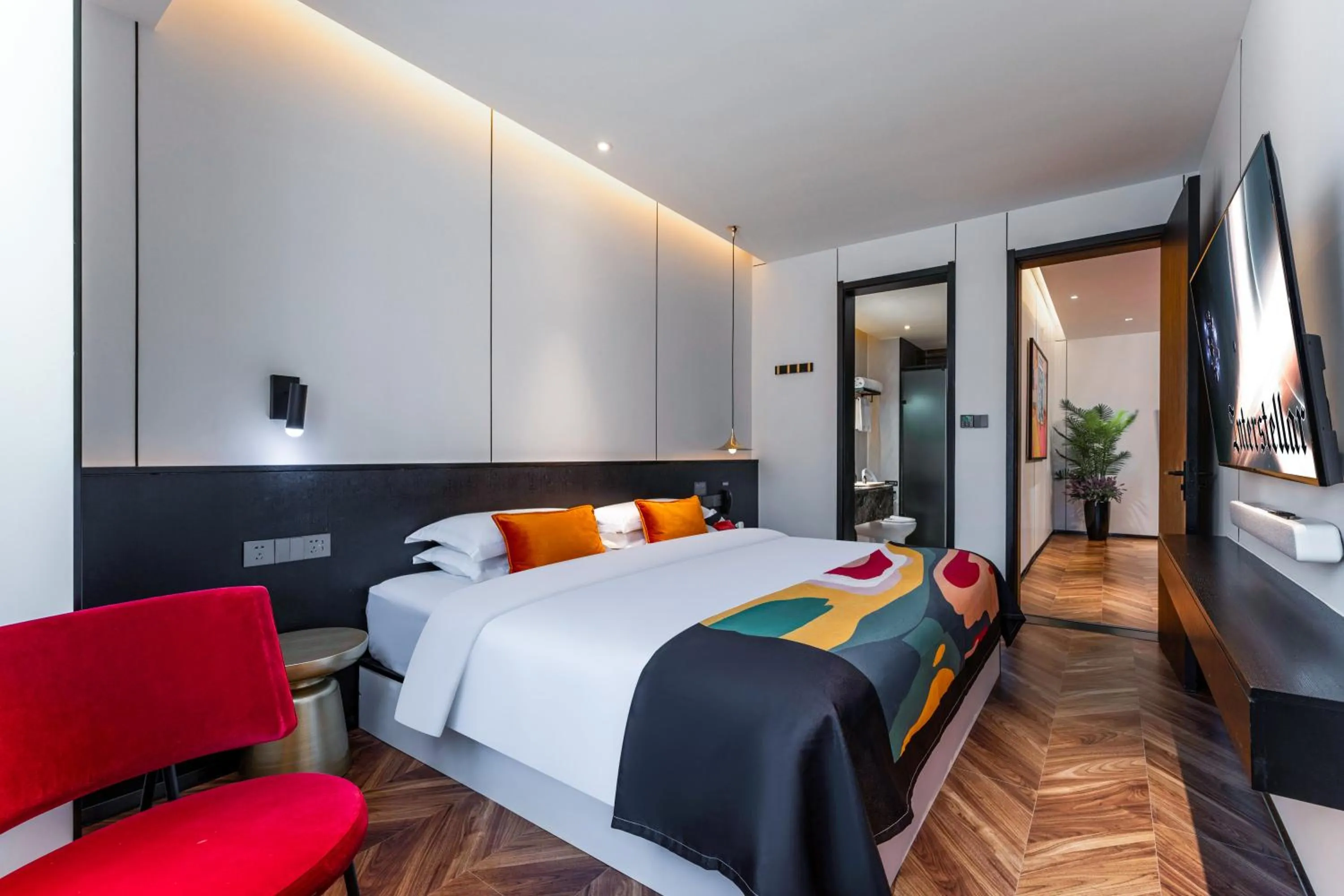 Bed in HeSu Hidden Art Hotel & Suites -Near Xi'an Drum Tower and Yongning Gate -Free Laundry Luggage Storage -Kitty Café with Freshly Ground Coffee -24H Front Desk -English Service -Exclusive Subsidies for Dumpling Banquet & Show
