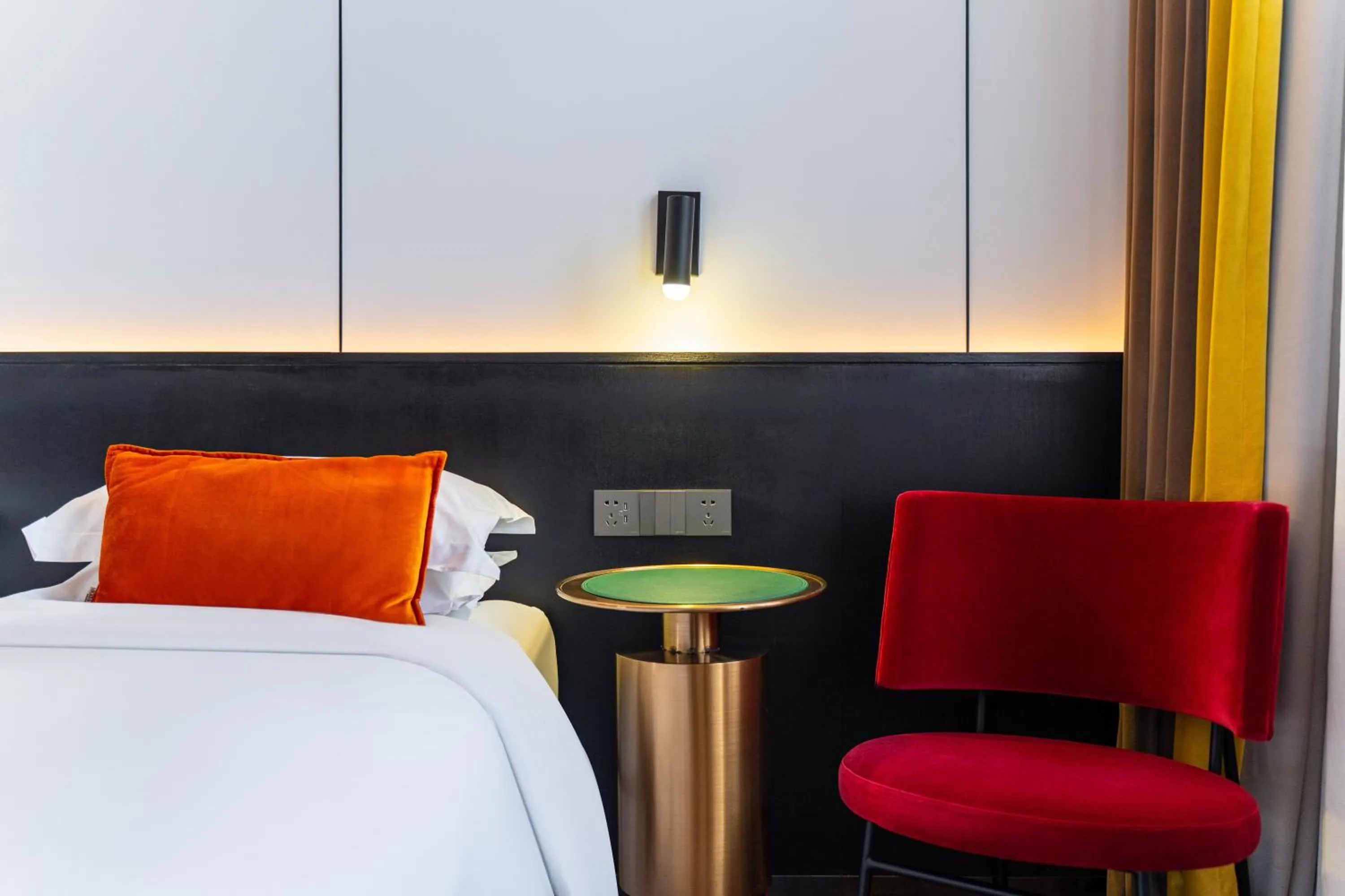 Bed in HeSu Hidden Art Hotel & Suites -Near Xi'an Drum Tower and Yongning Gate -Free Laundry Luggage Storage -Kitty Café with Freshly Ground Coffee -24H Front Desk -English Service -Exclusive Subsidies for Dumpling Banquet & Show