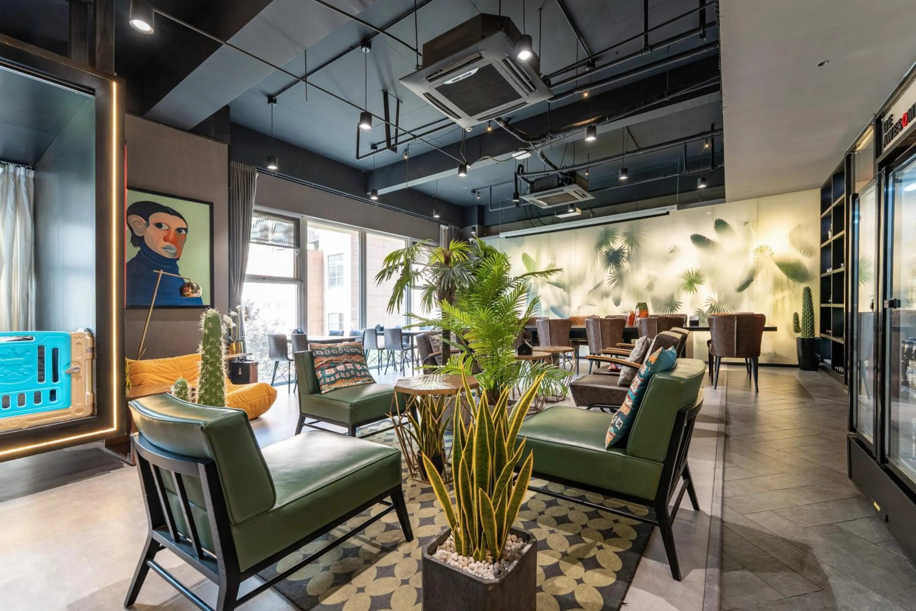 HeSu Hidden Art Hotel & Suites -Near Xi'an Drum Tower and Yongning Gate -Free Laundry Luggage Storage -Kitty Café with Freshly Ground Coffee -24H Front Desk -English Service -Exclusive Subsidies for Dumpling Banquet & Show