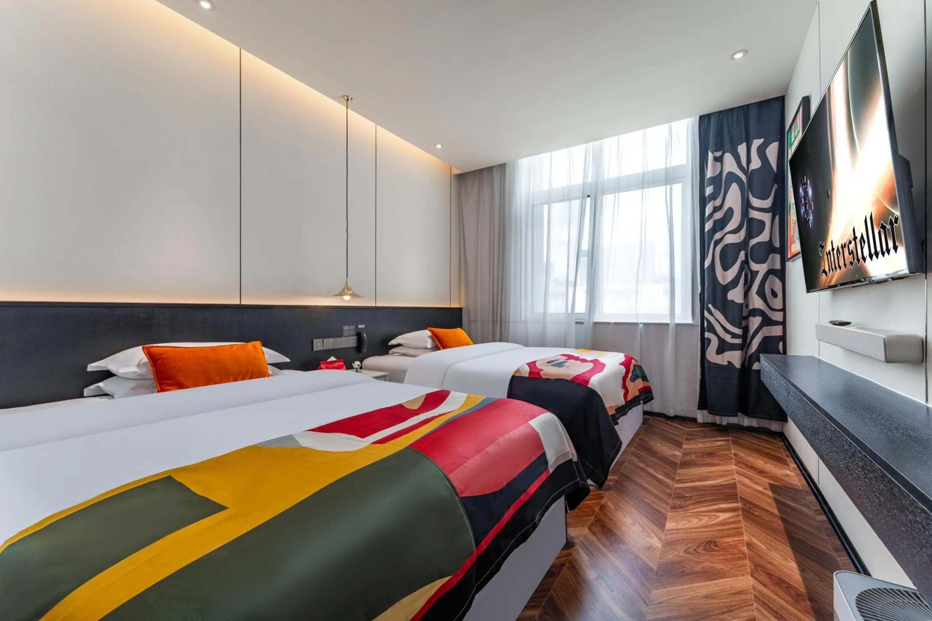 Bed in HeSu Hidden Art Hotel & Suites -Near Xi'an Drum Tower and Yongning Gate -Free Laundry Luggage Storage -Kitty Café with Freshly Ground Coffee -24H Front Desk -English Service -Exclusive Subsidies for Dumpling Banquet & Show