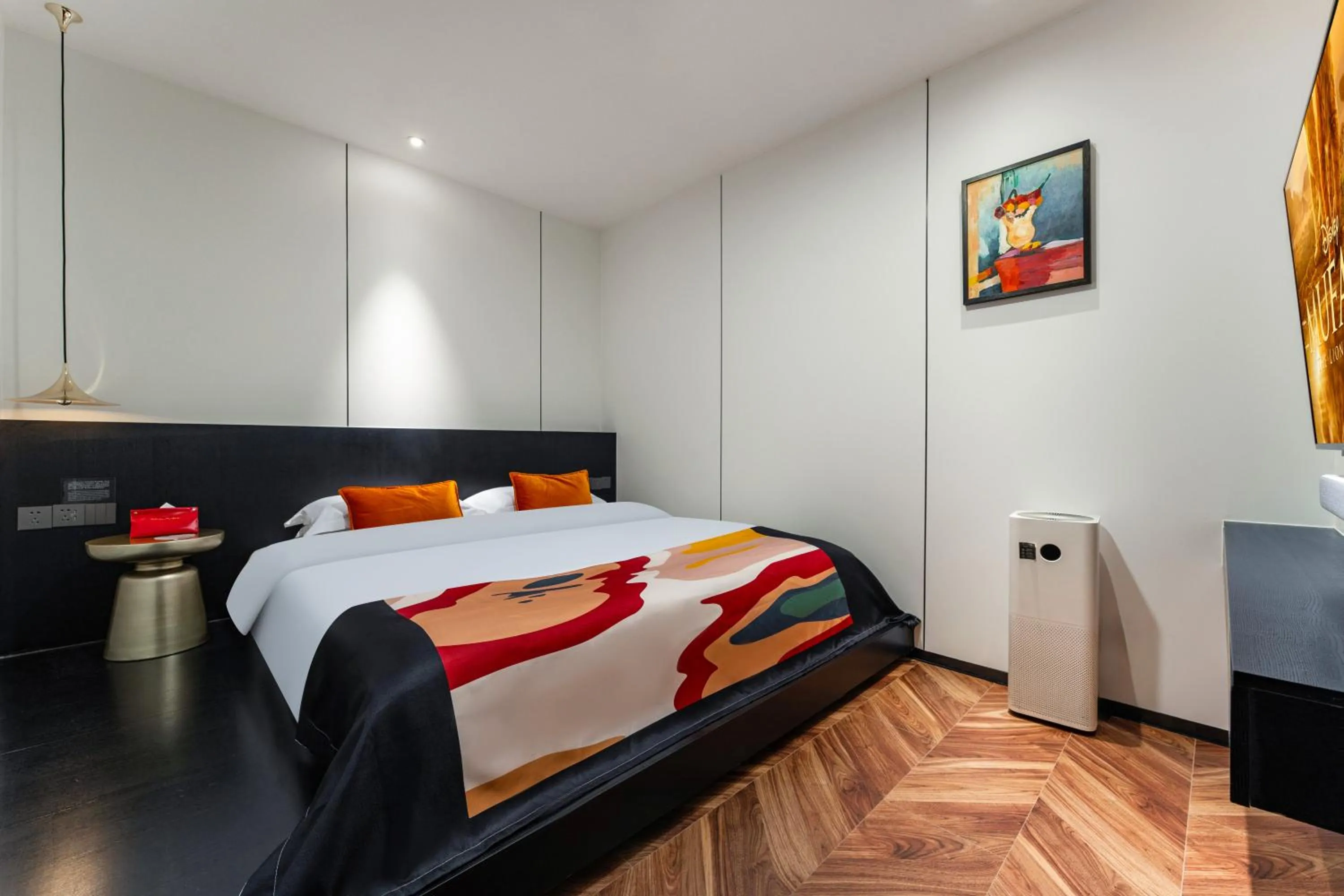 Bed in HeSu Hidden Art Hotel & Suites -Near Xi'an Drum Tower and Yongning Gate -Free Laundry Luggage Storage -Kitty Café with Freshly Ground Coffee -24H Front Desk -English Service -Exclusive Subsidies for Dumpling Banquet & Show