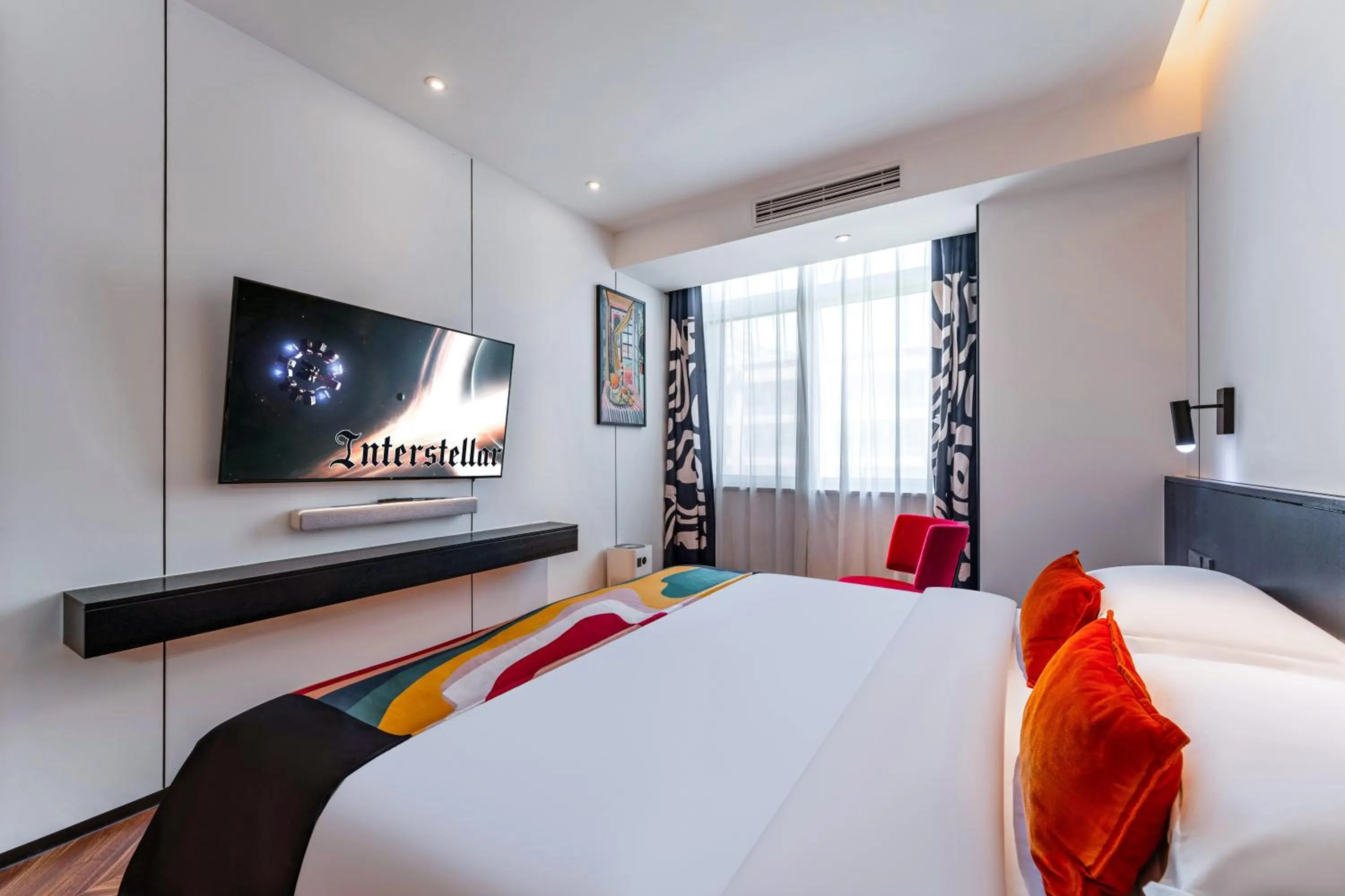 Bed in HeSu Hidden Art Hotel & Suites -Near Xi'an Drum Tower and Yongning Gate -Free Laundry Luggage Storage -Kitty Café with Freshly Ground Coffee -24H Front Desk -English Service -Exclusive Subsidies for Dumpling Banquet & Show