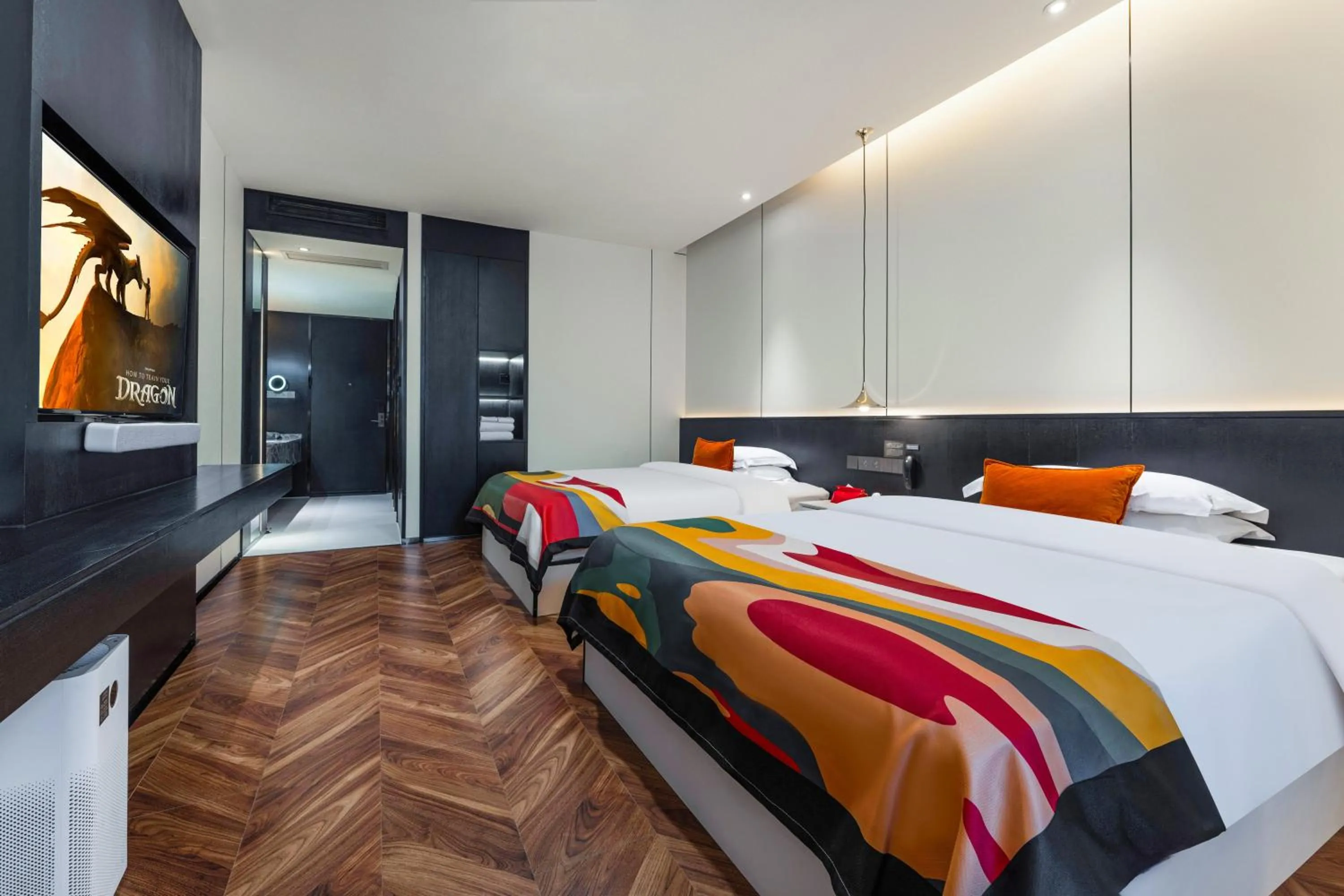 Bed in HeSu Hidden Art Hotel & Suites -Near Xi'an Drum Tower and Yongning Gate -Free Laundry Luggage Storage -Kitty Café with Freshly Ground Coffee -24H Front Desk -English Service -Exclusive Subsidies for Dumpling Banquet & Show