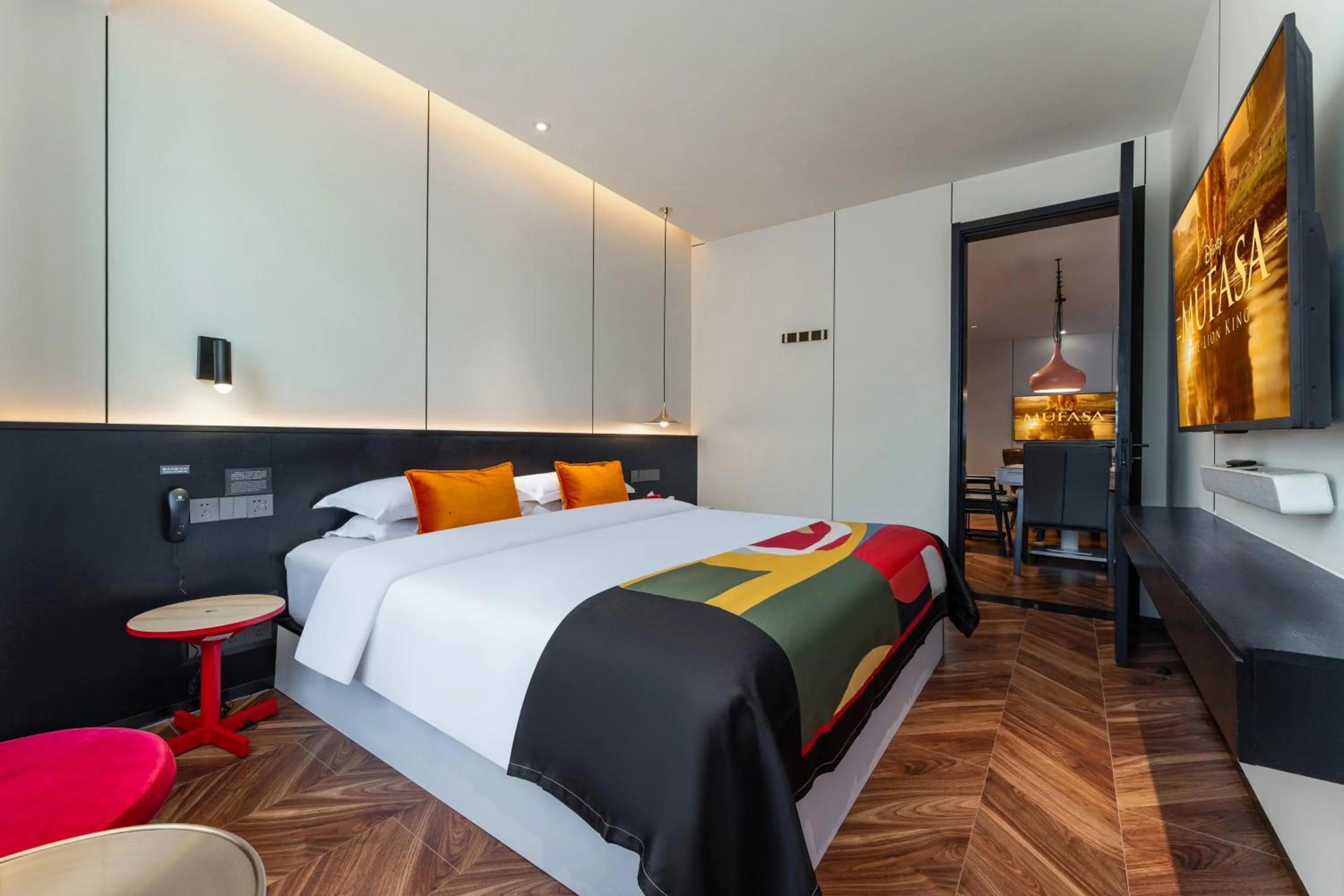 Bed in HeSu Hidden Art Hotel & Suites -Near Xi'an Drum Tower and Yongning Gate -Free Laundry Luggage Storage -Kitty Café with Freshly Ground Coffee -24H Front Desk -English Service -Exclusive Subsidies for Dumpling Banquet & Show