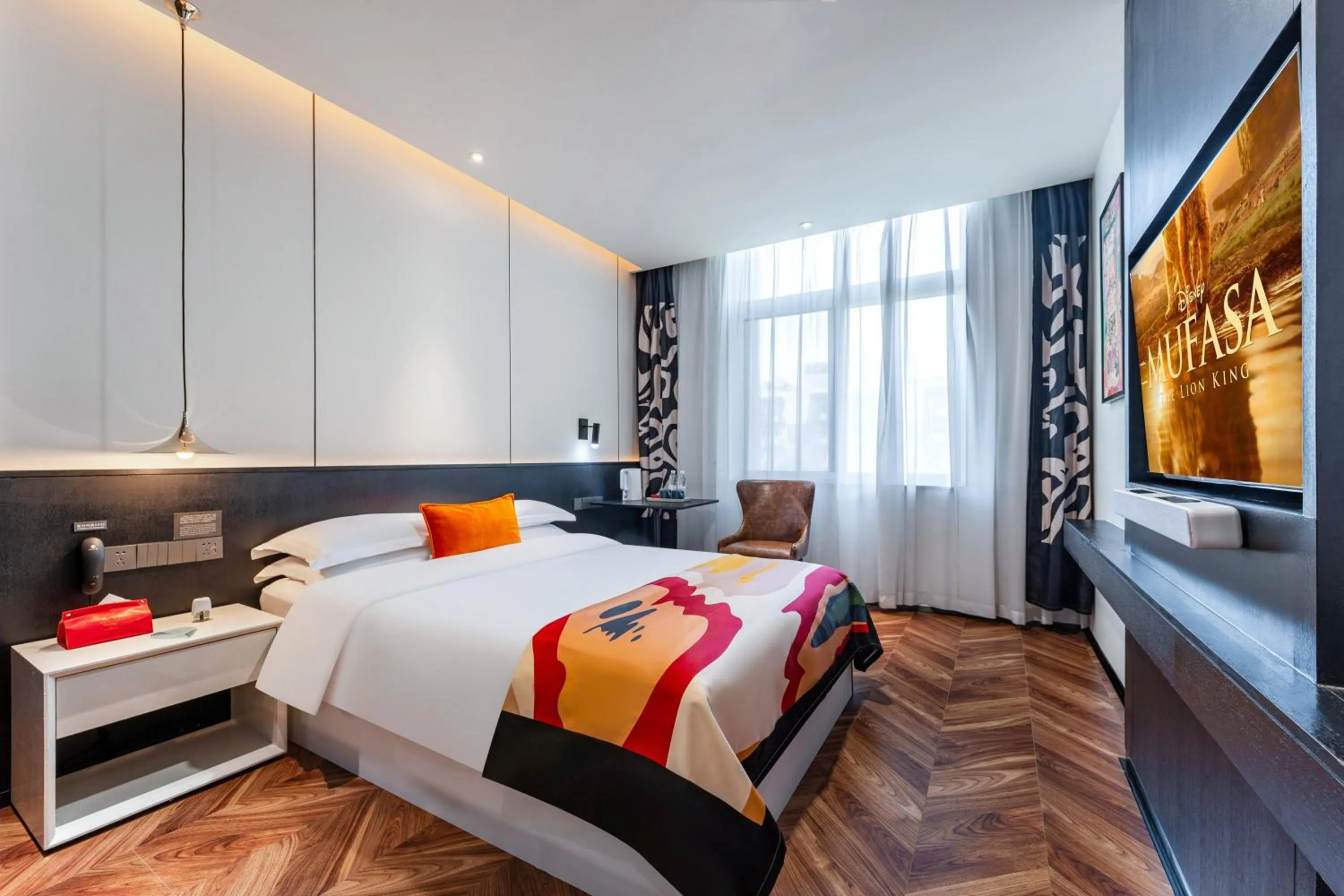 Bed in HeSu Hidden Art Hotel & Suites -Near Xi'an Drum Tower and Yongning Gate -Free Laundry Luggage Storage -Kitty Café with Freshly Ground Coffee -24H Front Desk -English Service -Exclusive Subsidies for Dumpling Banquet & Show