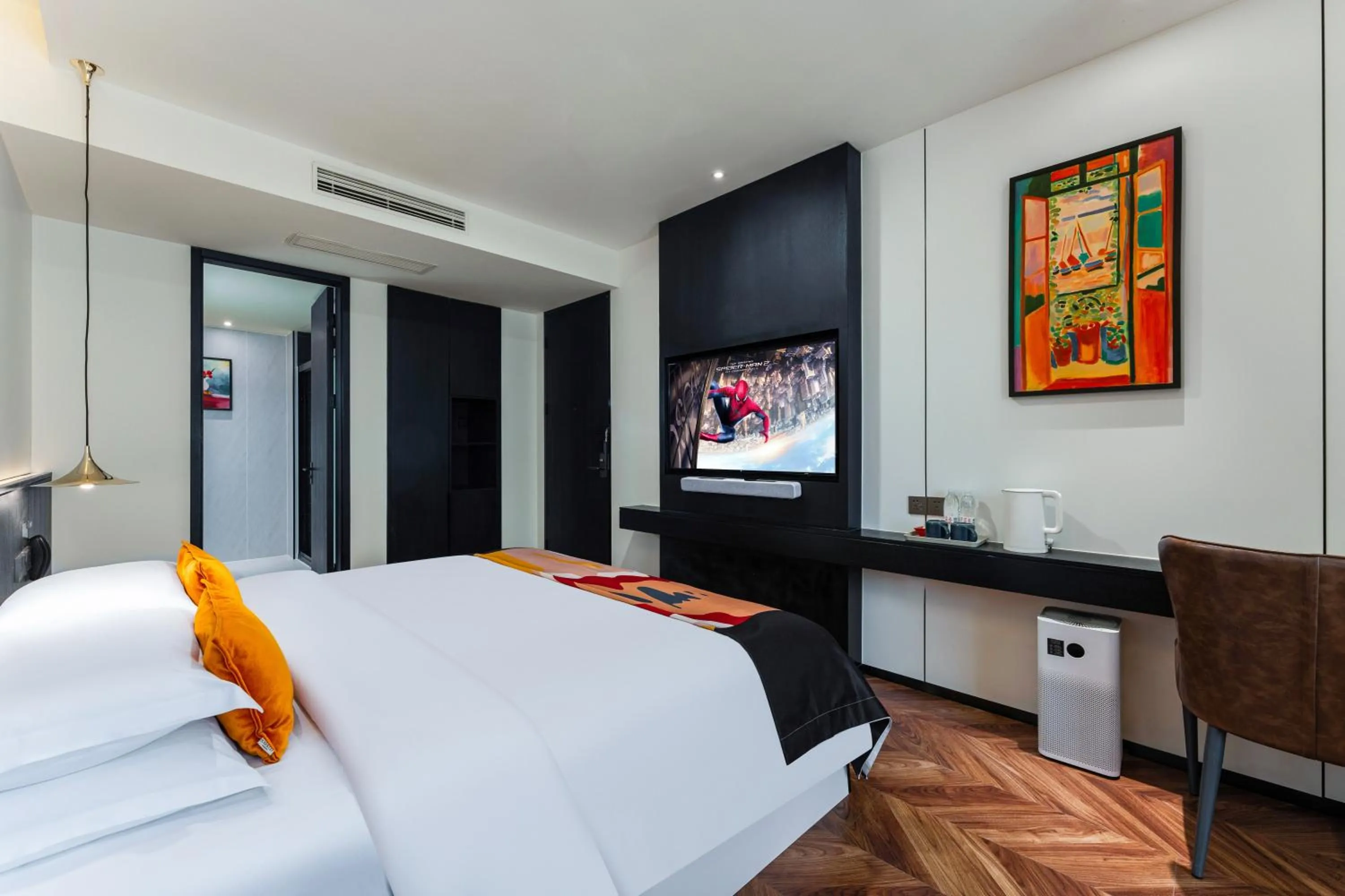 Bed in HeSu Hidden Art Hotel & Suites -Near Xi'an Drum Tower and Yongning Gate -Free Laundry Luggage Storage -Kitty Café with Freshly Ground Coffee -24H Front Desk -English Service -Exclusive Subsidies for Dumpling Banquet & Show