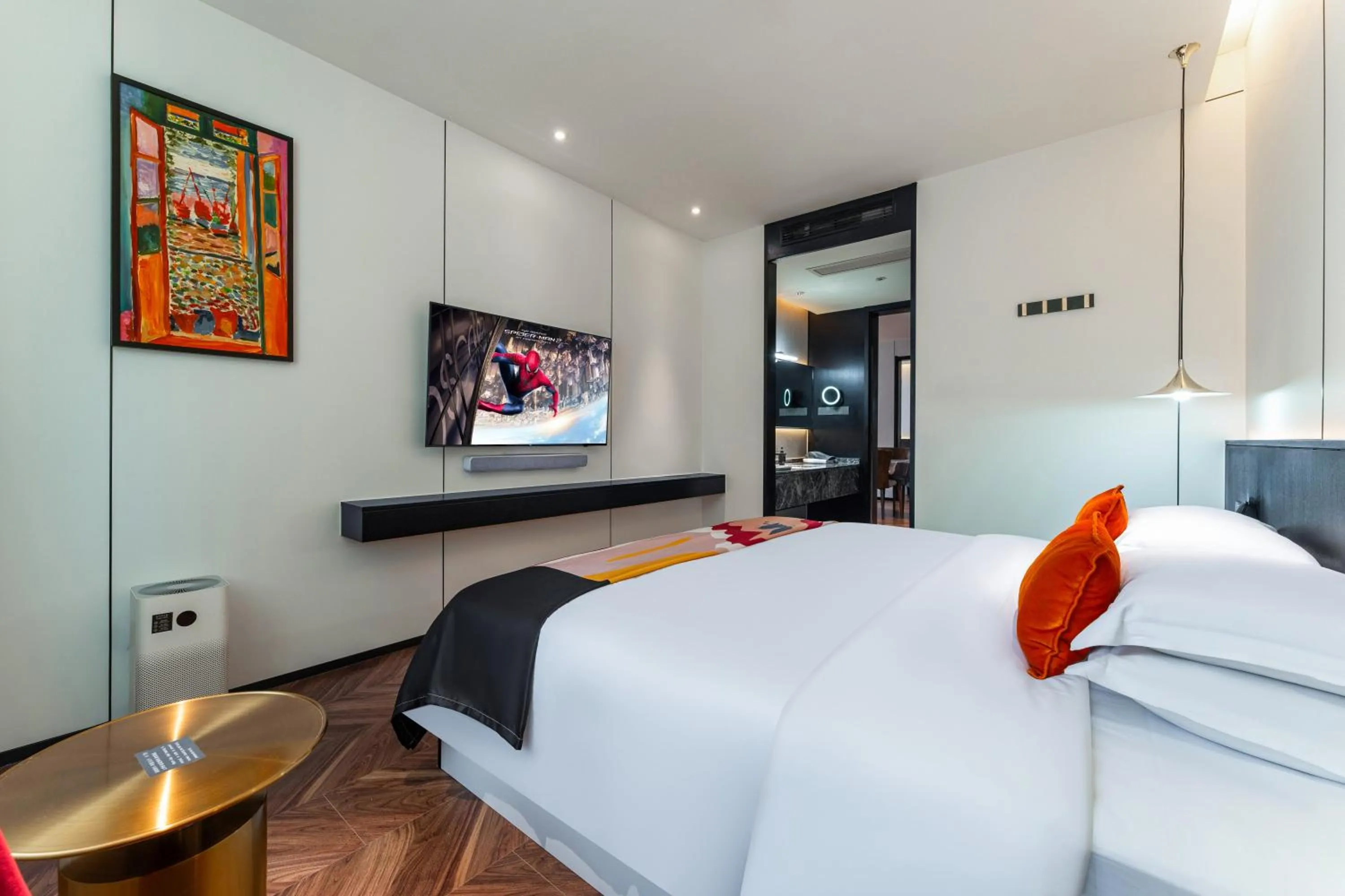 Bed in HeSu Hidden Art Hotel & Suites -Near Xi'an Drum Tower and Yongning Gate -Free Laundry Luggage Storage -Kitty Café with Freshly Ground Coffee -24H Front Desk -English Service -Exclusive Subsidies for Dumpling Banquet & Show