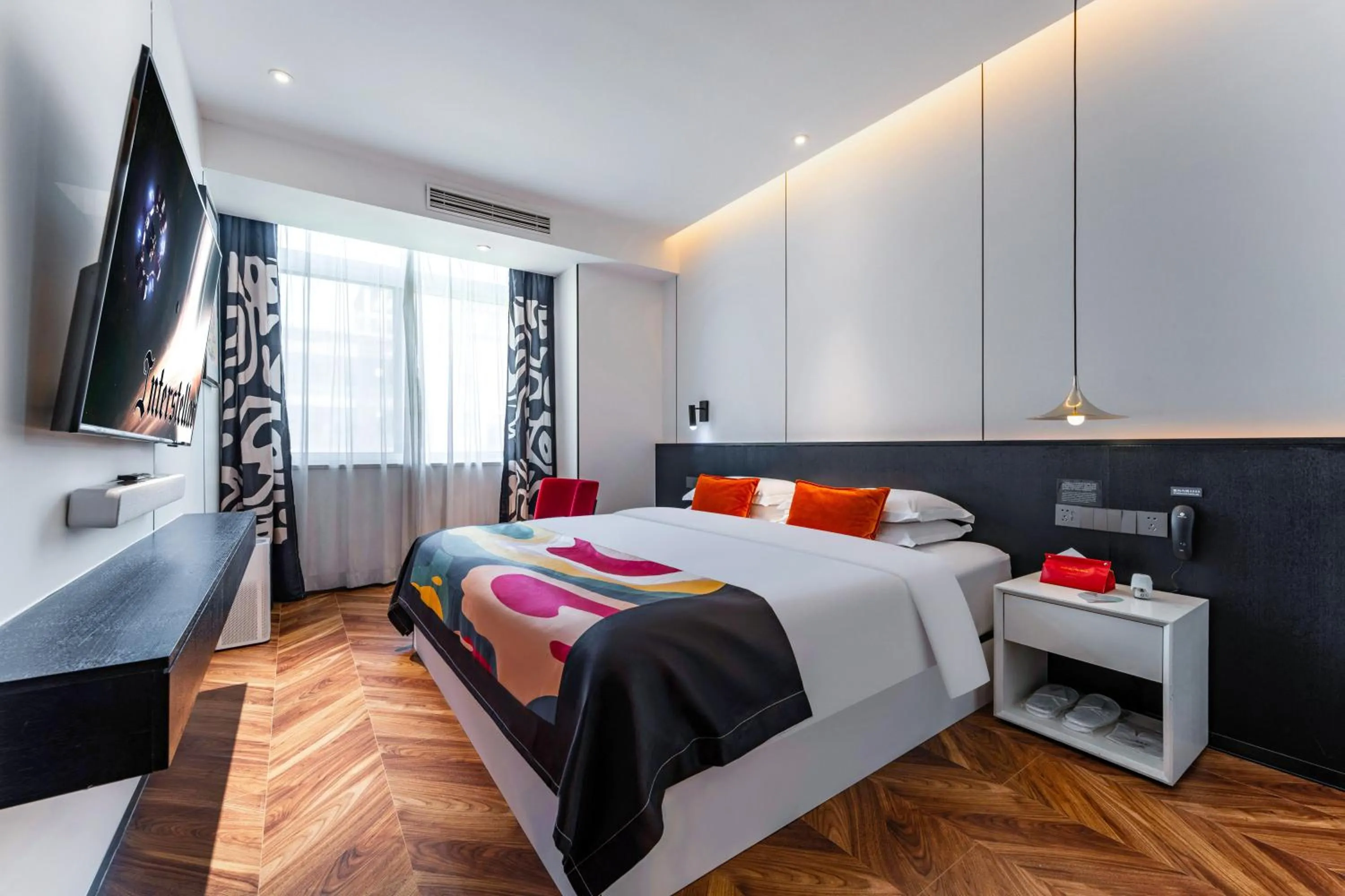 Bed in HeSu Hidden Art Hotel & Suites -Near Xi'an Drum Tower and Yongning Gate -Free Laundry Luggage Storage -Kitty Café with Freshly Ground Coffee -24H Front Desk -English Service -Exclusive Subsidies for Dumpling Banquet & Show