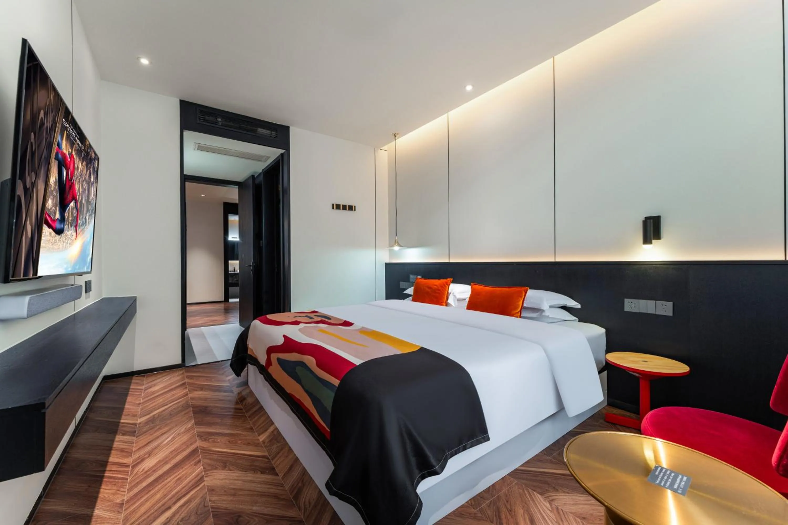 Bed in HeSu Hidden Art Hotel & Suites -Near Xi'an Drum Tower and Yongning Gate -Free Laundry Luggage Storage -Kitty Café with Freshly Ground Coffee -24H Front Desk -English Service -Exclusive Subsidies for Dumpling Banquet & Show