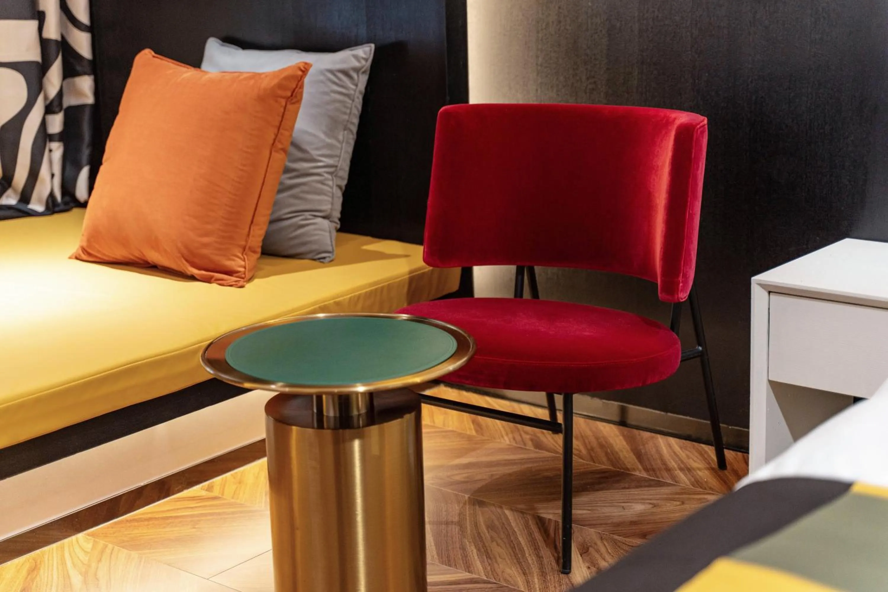 HeSu Hidden Art Hotel & Suites -Near Xi'an Drum Tower and Yongning Gate -Free Laundry Luggage Storage -Kitty Café with Freshly Ground Coffee -24H Front Desk -English Service -Exclusive Subsidies for Dumpling Banquet & Show